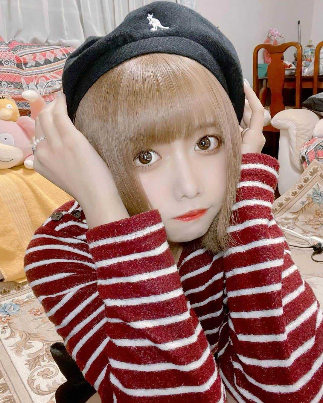 南茉莉花のインスタグラム：「冬休み1日目はとりあえず帽子被りました  #kangol #帽子 #帽子コーデ #太もも #アイドル #ショートヘア #ショートボブ #外ハネ」