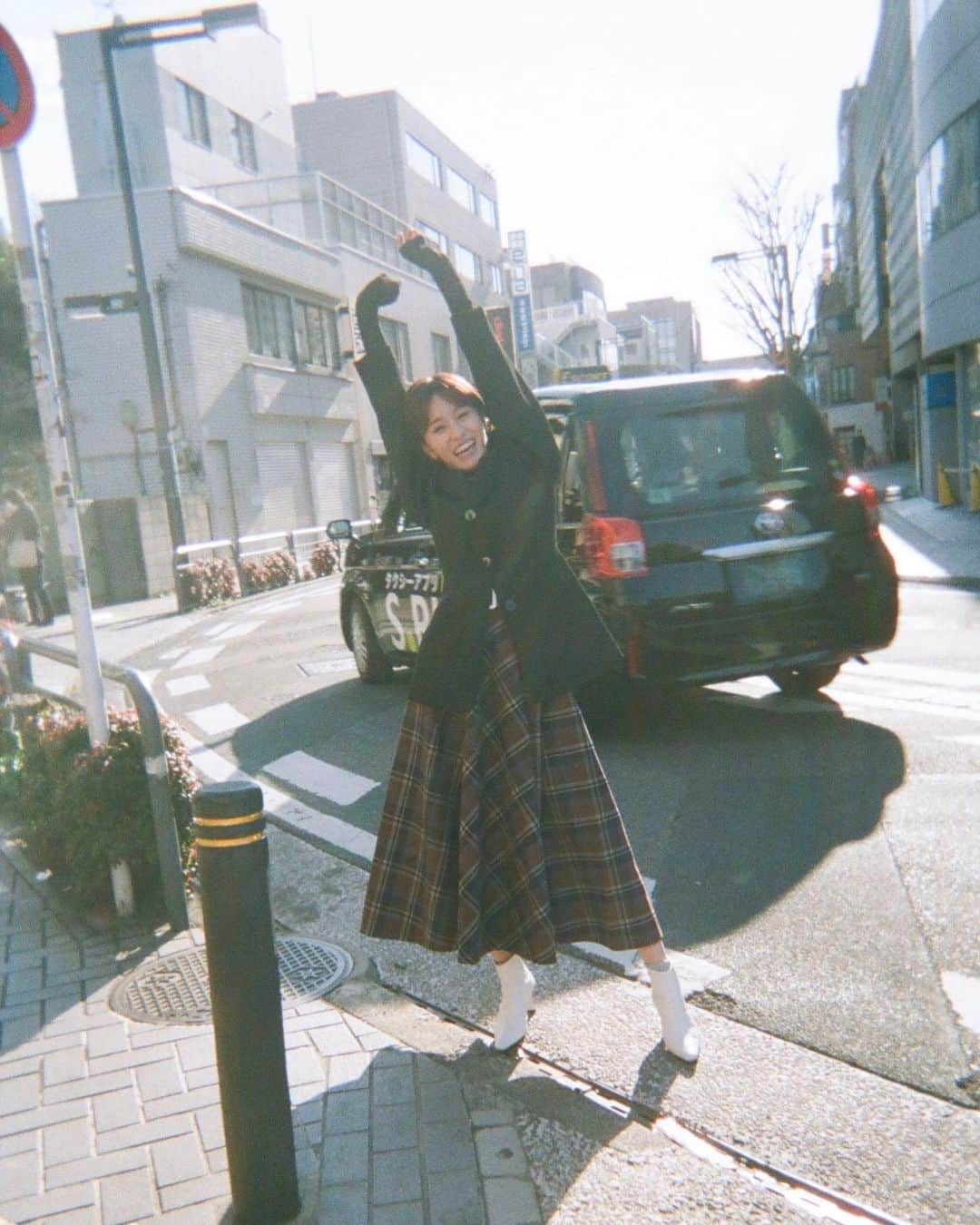 前田敦子のインスタグラム：「. 2021年12月29日に下北で撮影してもらった、 2021年本当にラストの一枚📸 やったー今年は頑張ったぞって喜んでる瞬間、 ブーツから靴下出ちゃってプライベート感も味って事で よろしくお願いします☺︎  2022年もこの時間が楽しみだ。  @naotadachi  @maeda_atsuko_no_tsukitsuki」