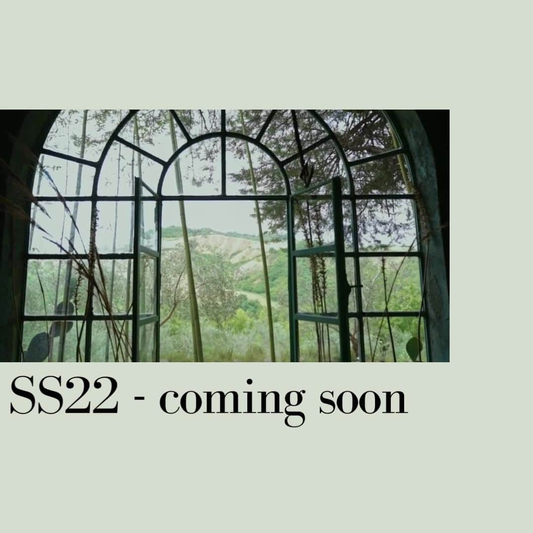 のインスタグラム：「Voglia di primavera? Seguici nelle atmosfere della nuova collezione. #caterinalucchi #newcollection #ss22 #madeinitaly  Longing for spring? Follow us in the atmosphere of the new collection.」
