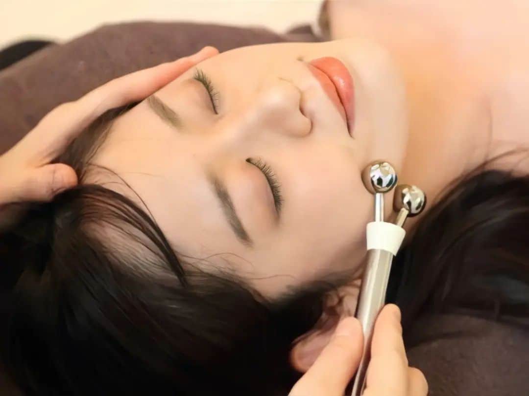 のインスタグラム：「小顔矯正ヴィサージュケアさま @kogao_seitai_visagecare  WEBサイト  https://visage-care.com/ https://beauty.hotpepper.jp/kr/slnH000567529/  撮影後に実際に施術をしていただきました！ 小顔矯正っていうと痛いイメージがあるかもしれませんが、めちゃめちゃ優しく負担をかけずにマッサージしてくださるので、うとうとしてしまう程気持ちよかったです💕  左右非対称・むくみやすいことが悩みだったのですが、一回の施術で効果が感じられました⭕」