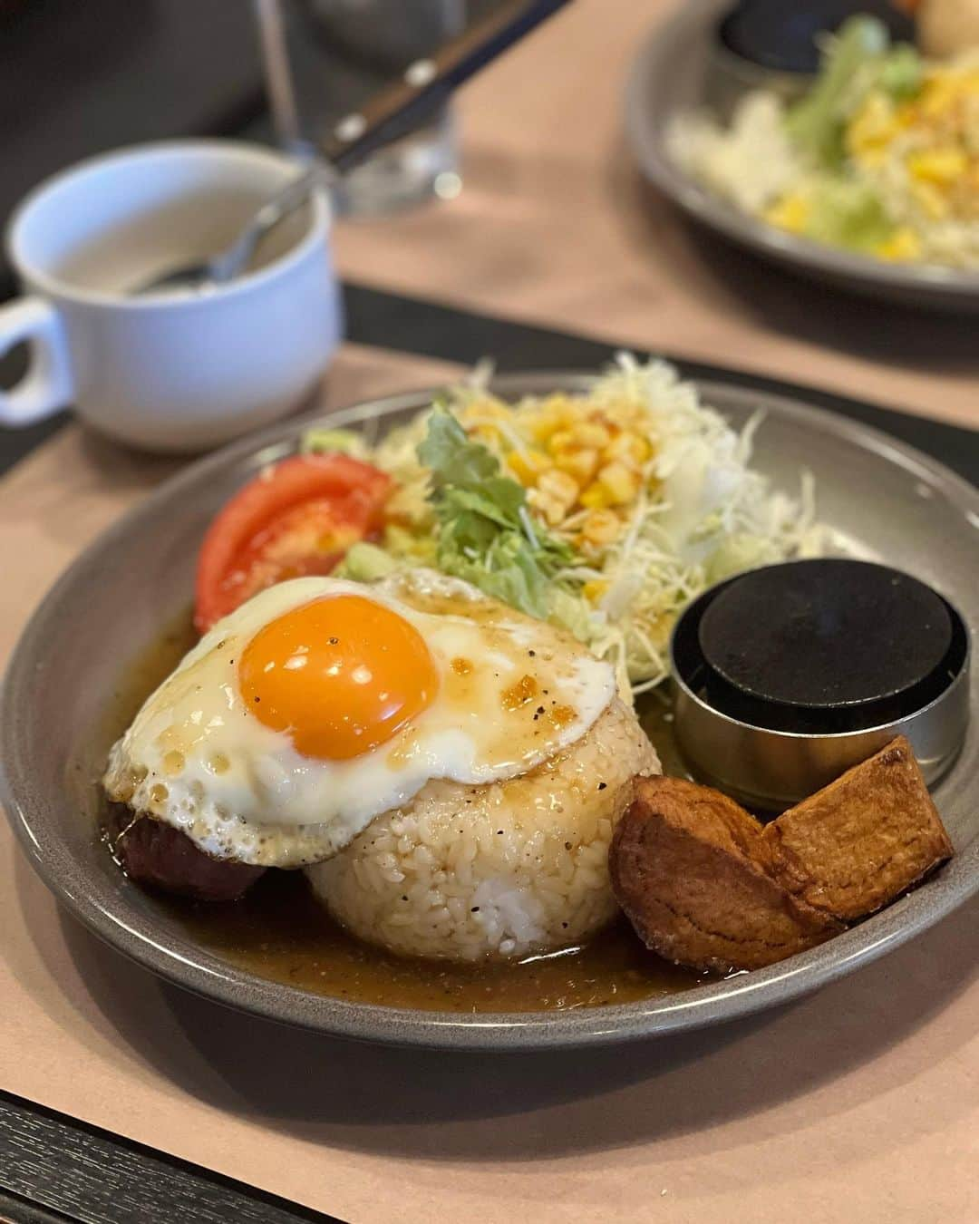 DJ MEGURUのインスタグラム：「【今日のランチ】 リスナーさんに教えて頂いた南区の 木こり家 さんへ。コスパ良しの美味しいお肉を食べさせてくれるお店で、看板メニューのジャーマンロコモコはユッケですか？というくらいのトロトロお肉を自分で焼き加減調整して頂きます。ソースの濃淡と肉汁の加減が絶妙で物ペロリ完食！  #メグルメ #木こり家 #名古屋ランチ #コスパ良し #南区 #ハンバーグ #ジャーマンロコモコ #ユッケハンバーグ #megurume #ランチ #名店 #ハイモニ」