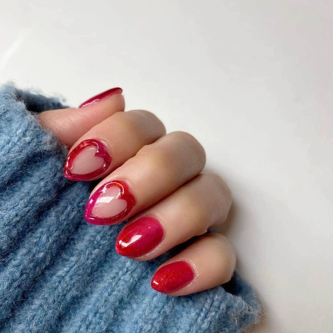 岡部玲子さんのインスタグラム写真 - (岡部玲子Instagram)「ネイルチェンジしました💅✨  仕事で淡めの色が続いたので  今回は濃いめの色がいいです😍  これだけが最初のオーダー😂 (そんな人いるのかな🙄？)  サロンに行くと それまで頭になかった色やデザインに 心が動いていく私😅  それを聞きながら色々提案したくださって こんなに素敵なネイルにしてくださる (@creis_nail )さん✨  いつも感謝です🥺❤️  私の私服や衣装 雰囲気や好みに合わせて その場でカラーを作ってくださり 甘すぎないバレンタインネイルに🥺💕  色もデザインもお気に入りすぎます…ホント🥺  どうしても1枚目の写真が撮りたくて マクドナルドとGODIVAのコラボである ホットチョコレート🍫を買いましたよね😂💕  馬のマークとチョコレートとネイル💅✨  大好きが大渋滞🥺💕  ネイル自体も キャンディみたいなクリア感とキラキラ感があって 本当に美味しそう😍  バレンタインの頃まで このネイルを楽しみます☺️💕  週末は赤にならないように💰 頑張ります🏇😂  なんだか気が抜けない毎日に 気持ちが疲れますねぇ…💦  皆様も健康第一でお過ごしくださいね💦  #岡部玲子　 #タレント　#レポーター　#競馬キャスター　#競馬　#ニューネイル　#バレンタインネイル #囲みネイル #ハートネイル #バレンタイン #newnails #nails #nailart #naildesign #heartnails #valentine #valentinenails  #godiva」1月20日 13時35分 - reiko_okabe