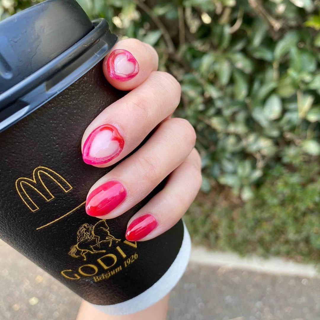 岡部玲子のインスタグラム：「ネイルチェンジしました💅✨  仕事で淡めの色が続いたので  今回は濃いめの色がいいです😍  これだけが最初のオーダー😂 (そんな人いるのかな🙄？)  サロンに行くと それまで頭になかった色やデザインに 心が動いていく私😅  それを聞きながら色々提案したくださって こんなに素敵なネイルにしてくださる (@creis_nail )さん✨  いつも感謝です🥺❤️  私の私服や衣装 雰囲気や好みに合わせて その場でカラーを作ってくださり 甘すぎないバレンタインネイルに🥺💕  色もデザインもお気に入りすぎます…ホント🥺  どうしても1枚目の写真が撮りたくて マクドナルドとGODIVAのコラボである ホットチョコレート🍫を買いましたよね😂💕  馬のマークとチョコレートとネイル💅✨  大好きが大渋滞🥺💕  ネイル自体も キャンディみたいなクリア感とキラキラ感があって 本当に美味しそう😍  バレンタインの頃まで このネイルを楽しみます☺️💕  週末は赤にならないように💰 頑張ります🏇😂  なんだか気が抜けない毎日に 気持ちが疲れますねぇ…💦  皆様も健康第一でお過ごしくださいね💦  #岡部玲子　 #タレント　#レポーター　#競馬キャスター　#競馬　#ニューネイル　#バレンタインネイル #囲みネイル #ハートネイル #バレンタイン #newnails #nails #nailart #naildesign #heartnails #valentine #valentinenails  #godiva」