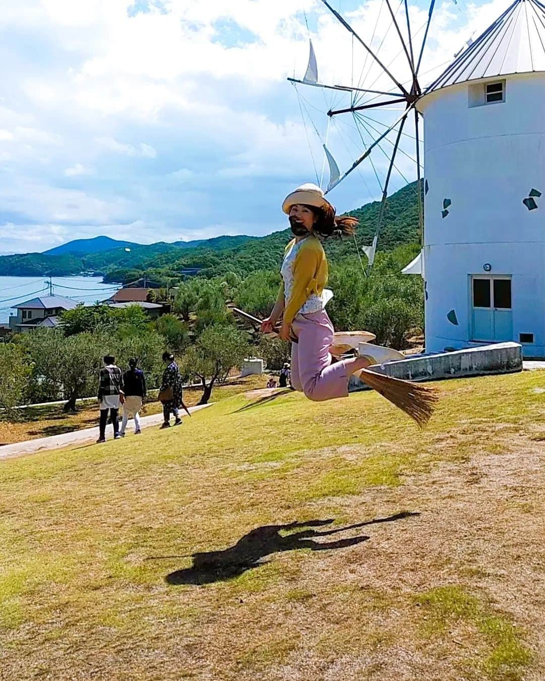 鈴木理香子のインスタグラム：「🧙‍♀️💕  『落ち込むこともあるけれど、私は元気です😊』  翼は本当には生えなかったのでw(前回投稿) ホウキを借りて飛んでみました🧹💕  キキになりきったつもりが… なんだか髪の毛が髭みたいになってる😂www  #香川 #香川旅行 #小豆島  #魔女の宅急便 #🧙‍♀️ #旅すたぐらむ #旅 #国内旅行 #日本の景色 #日本の風景 #japan #japantrip #japantravel #思い出投稿 #繋がりpost #鈴木理香子」