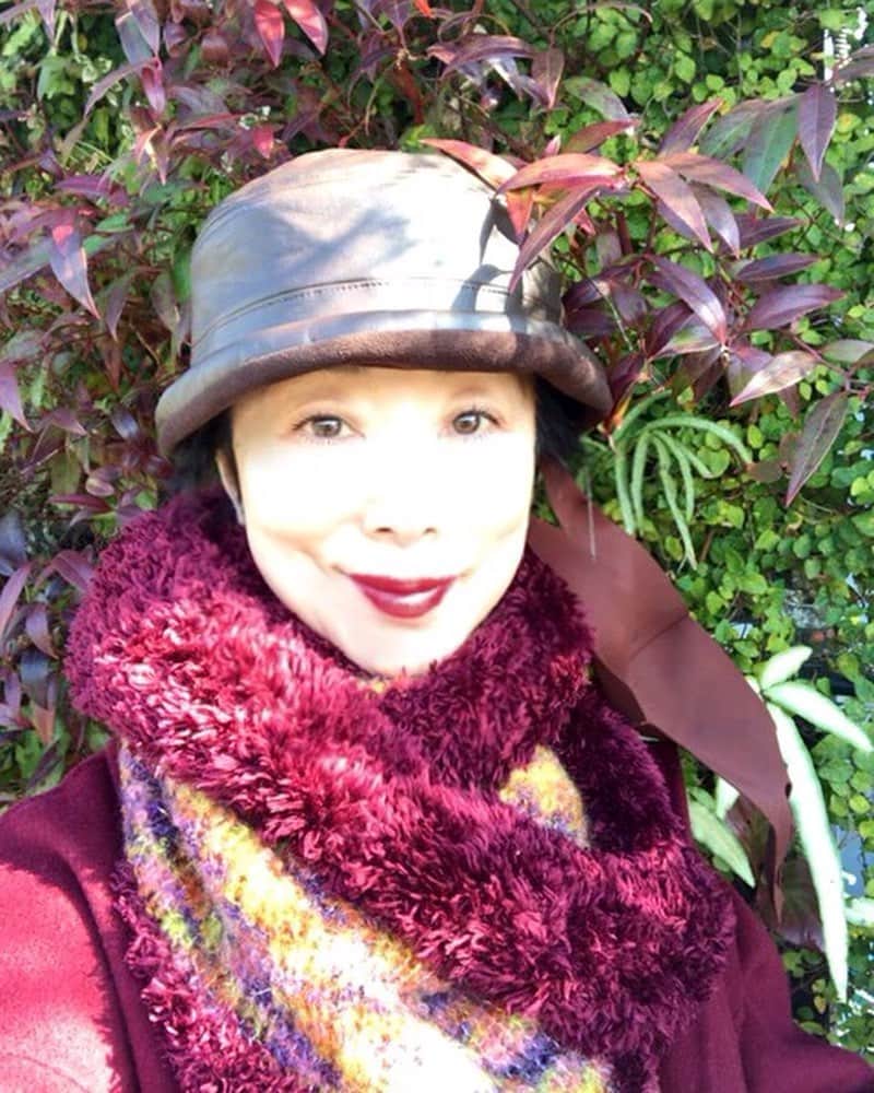 小川知子さんのインスタグラム写真 - (小川知子Instagram)「#デパート屋上にて  #暖かい  #ボルドーカラー  #スキントリートメント  #小川知子  良いお天気ですね〜☀️  今年の冬は凄く乾燥してませんか？ 珍しく唇💋が乾いて割れてしまう。  スキンケアは何をしているのですか？とよく聞かれます。 基本は日焼け防止と乾燥対策です。 エステ系でやっているのはスキントリートメント。 月一度です。  後は規則正しい食事。 朝は９時。 早い時の夕飯は午後３時。 ケーキは大好き💕 ワインも大好き❤ チーズも大好き😘 コレステロール高めが好物なのでしっかり運動で〜す。  ホットヨガ始めて１４年。 肌の乾燥はしなくなりました。 風邪も何年もひいていないなー。 健康が一番ですねー。  良い日をー♪」1月20日 13時31分 - tomoko_ogawa_