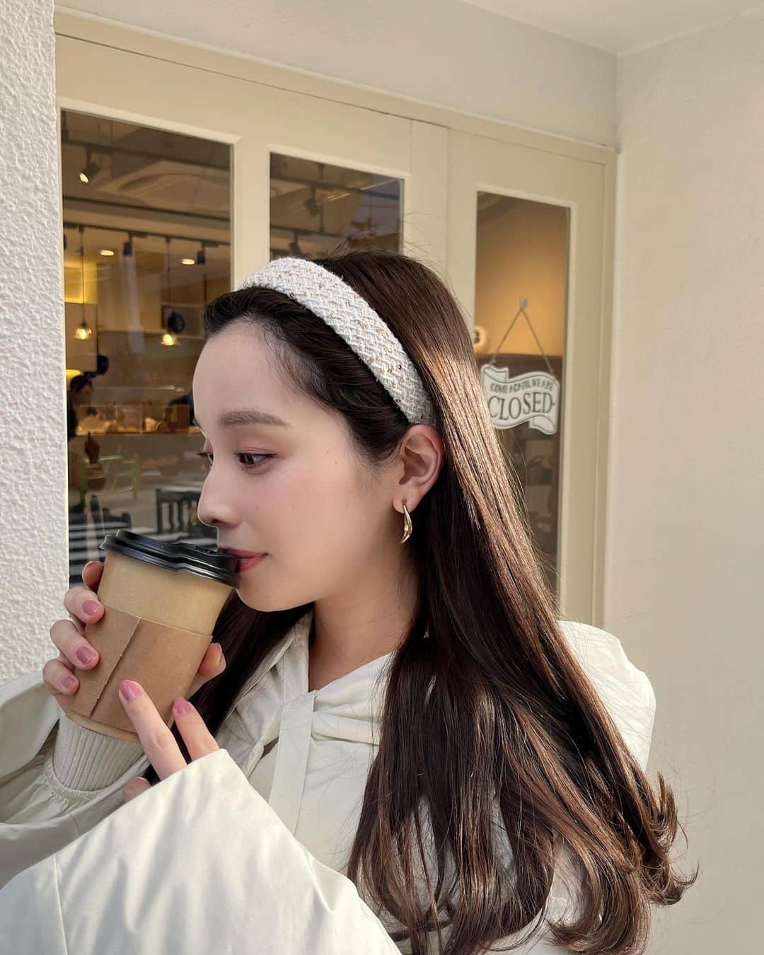 松雪彩花さんのインスタグラム写真 - (松雪彩花Instagram)「コーヒー飲んでほっこり☕️🤍 オープンしたばかりのカフェで、お花がたくさん💐 インテリアもかわいいお店でした…🙂🤎 一息ついたので、お掃除しよっと🧼」1月20日 14時15分 - ayakamatsuyuki