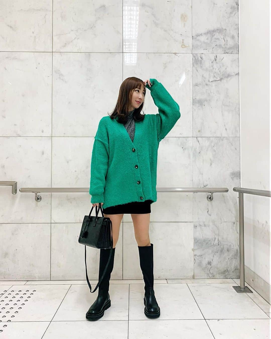 秋倉諒子のインスタグラム：「遅くなりました！ 緑のニットの詳細やっと載せます🧶☺️💚笑  私服 Inner & Knit & Boots @maisonspecial_women  Bag @ysl   maisonspecialの回し者かってくらい着てるけど 昔から好きなだけです😂笑」