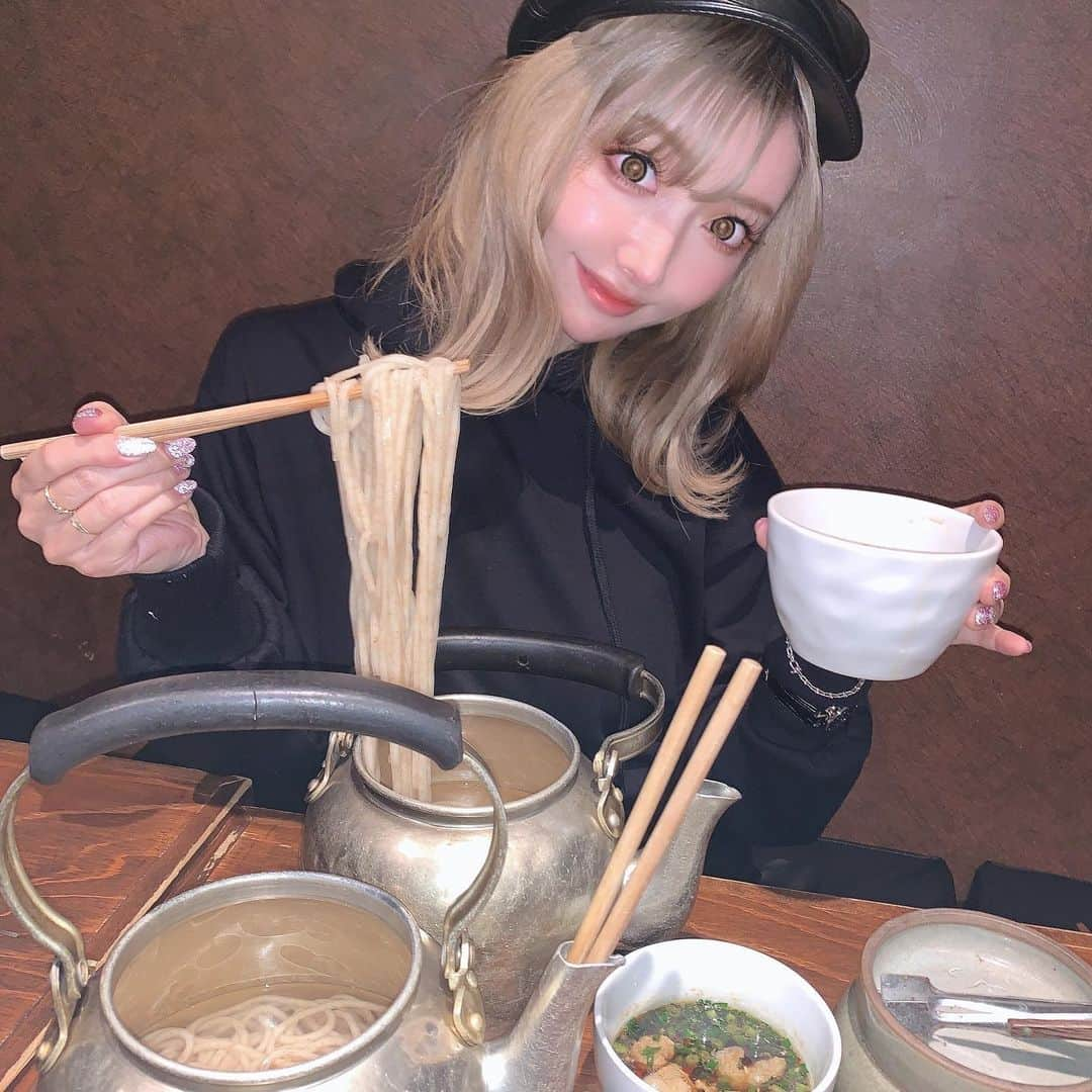 吉川ちえさんのインスタグラム写真 - (吉川ちえInstagram)「めっちゃ美味しかったうどん🥺❤️ 福岡の中洲にある ✅博多あかちょこべ✨🏮 .  うどん居酒屋🍻なのだ‼️ やかんの中に入ってるうどん 🌟ずぼらうどん🌟を食べたよ🙈💓 . 付け汁で食べるんだけど付け汁も モツが入っててニンニク🧄もばっちり 効いてるスープが美味しかった🧡 . 自家製で毎日手作りをいている当店ならではの古式胚芽うどん✌️✨ うどんもつるつる✨もちもち💕 . めっちゃ美味しかった~🙋‍♀️❤️ 福岡の、うどんって感じ🙌💘 . 🏮博多あかちょこべ🏮 📮福岡県福岡市博多区冷泉町7-10 🚃福岡市営地下鉄空港線「中洲川端」駅５番出口から徒歩約５分 🚃福岡市営地下鉄空港線「祇園」駅２番出口から徒歩約５分 📞 05058691266 . #博多グルメ #中洲グルメ #博多あかちょこべ #あかちょこべ #博多うどん #福岡うどん #ずぼらうどん」1月20日 14時50分 - yoshikawachie_16