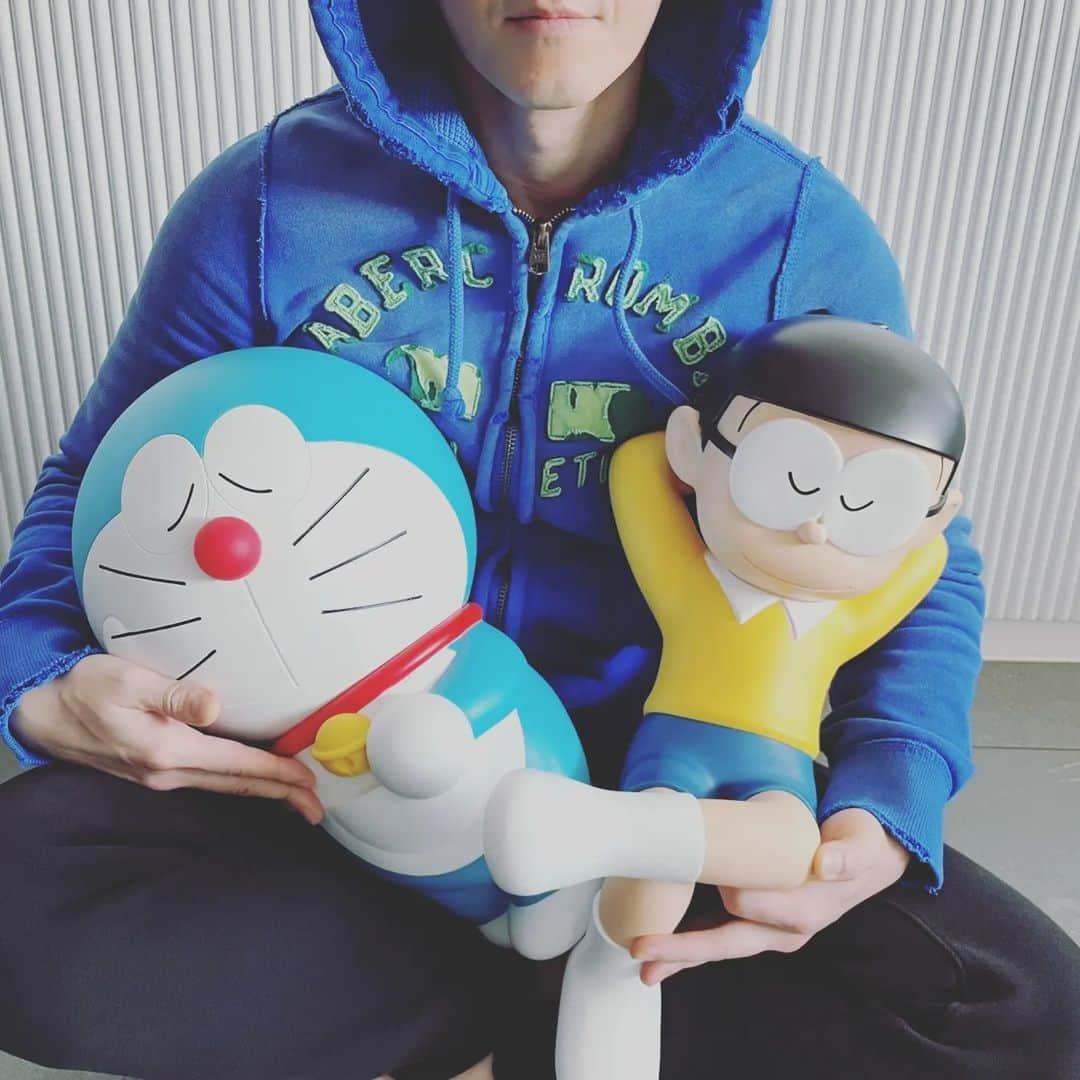 シム・ヒョンタクのインスタグラム：「GOOD..!! . . #PenguinToys #SLEEPINGDORAEMON #도라에몽세트 #소프비빅스케일40cm #피규어갤러리」