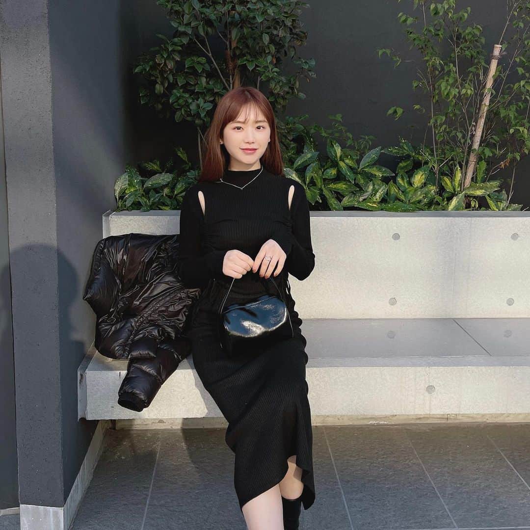 ひよんのインスタグラム：「🖤🖤🔥  撮影の時は寒すぎたけど、 肩がチラッと空いてるトップスかわよい💓 こういう少しの肌見せダイスキ。  @9unq.official の新作で、 今週1/22の21:00から発売されるよ❤️  #ひよん #ひよん服 #クアンク #クアンク服 #9unq #꾸안꾸 #꾸안꾸룩 #데이트룩 #デート服」