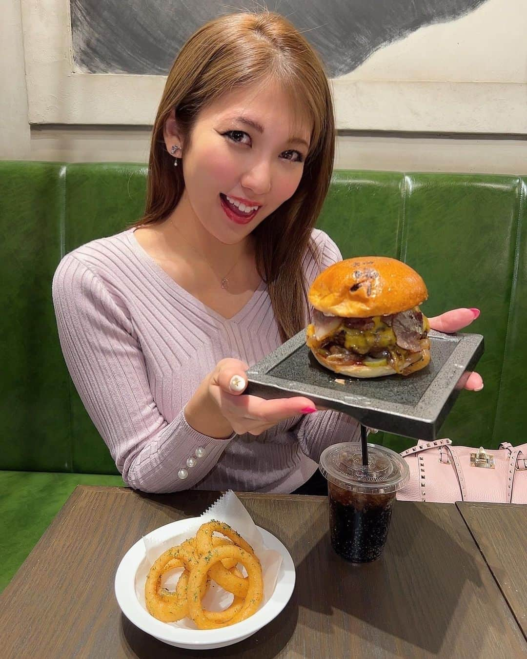 神谷麻美さんのインスタグラム写真 - (神谷麻美Instagram)「#和牛バーガー 美味しすぎる🍔🥰💖❤️💖 ボリューム凄すぎ🤤❣️✨味も美味しすぎて、大満足🥰🍔🍟🥤💕💕  #ハンバーガー 好き🍔💕🥰✨  #和牛バーガー日本橋 🐃💕 #和牛バーガー #日本橋グルメ #日本橋ランチ  #日本橋ハンバーガー」1月20日 15時08分 - asamice428