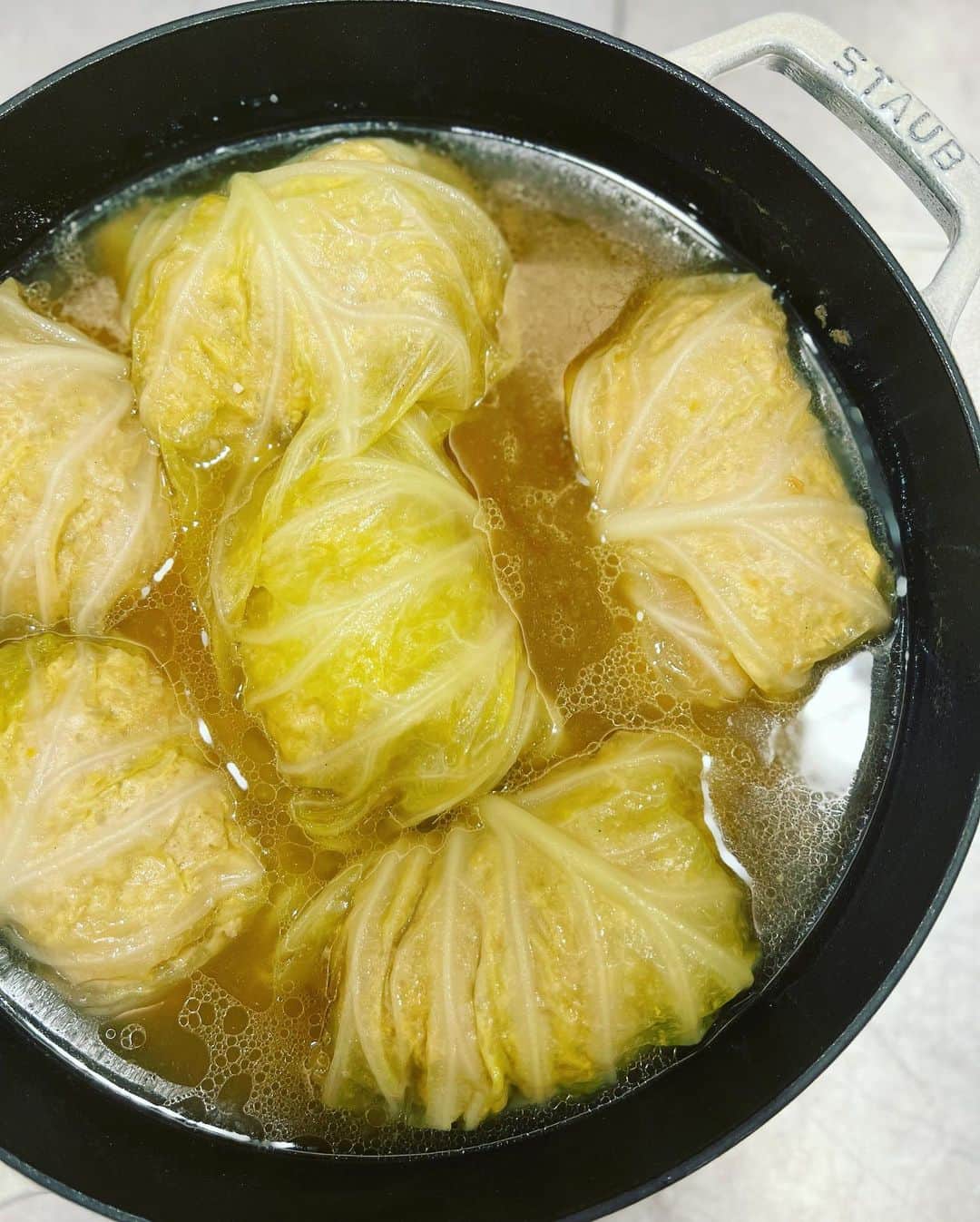 神崎恵さんのインスタグラム写真 - (神崎恵Instagram)「昨晩はロールキャベツでした🥬 寒い日は、ほふほふしながら食べるくらい温かいものを食べてほしくて。 我が家のロールキャベツ。スープもソースもいくつかバリエがありますが、 昨晩は、豚ひき肉(挽肉、卵、パン粉、バターで炒めた玉ねぎ、スパイス、塩胡椒、ウスターソース)を茅乃舎の野菜だしのスープで煮込みました。 お鍋ごと並べると、食卓も温かい雰囲気に。 バター、ケチャップ、ソース、赤ワインで作ったソースは別添えで。 ひとつ目は、ソースなしかブラックペッパーで食べて。 二つ目はソースで食べる🤤 みんな、最後のスープ一滴残らず飲み干してくれます。 作り甲斐ある！  今夜はインスタライブ。 黄色い美的とピンクの美的。 どちらが好きか、ライブでのコメントで教えていただけたら嬉しいです🍌🌸🍋🦩 ライブは　@bitekicom のアカウントから、夜19時30分〜です。」1月20日 15時34分 - megumi_kanzaki