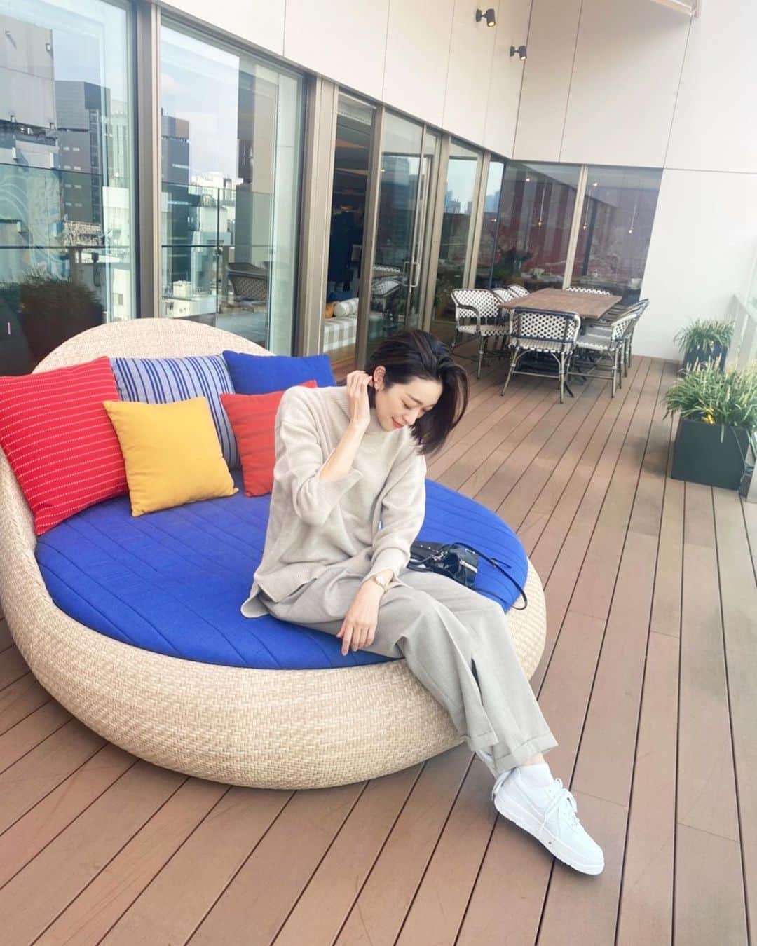 熊澤枝里子のインスタグラム：「大寒ですね。 ホントに寒い🥶❄️  また🦠が勢いを増してきてますが、それぞれに気をつけつつ、出来るかぎり心楽しく頑張っていきましょう🧡  冬の寒い日は何故かベージュや、白など淡い色のワントーンコーデをしたくなります。  #今じゃないいつか  top&pants #brisé」