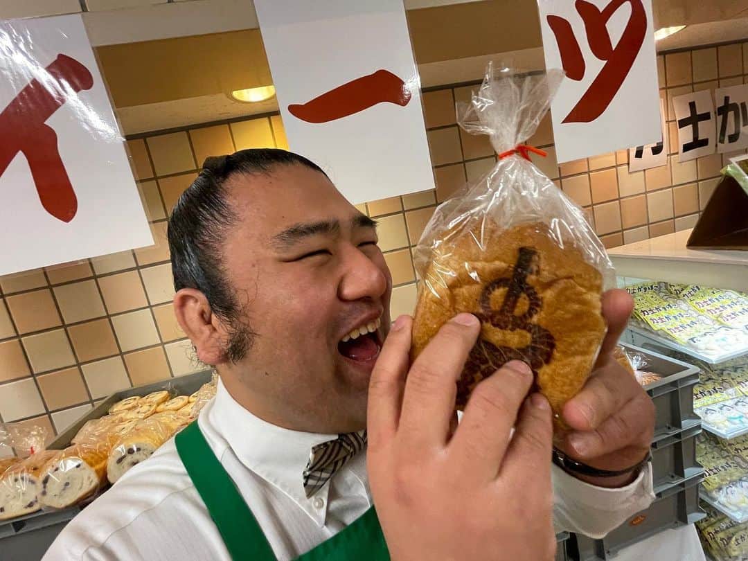 日本相撲協会さんのインスタグラム写真 - (日本相撲協会Instagram)「清見潟による、スイーツ売店紹介です。   １階正面の「スイーツ親方の店」では横綱食パンなど、販売しています。  横綱食パン、小豆、メープル味　各500円  力士かまぼこ　500円  スイーツ親方のマカロン　400円  美濃焼力士君　3,000円  今場所から新登場の2階東側の「玉子焼きとスイーツ売店」では、様々なスイーツや玉子焼き商品を販売！ 松露サンド　600円 みるくせーき　300円 その他、シュークリームやプリンやマカロンなど販売。  2階西側の「国技館カフェ」では、ソフトクリームやカレーパン、焼き鳥丼など販売。 ソフトクリーム　350円 すもうカレーパン　180円 今場所のソフトクリームはあまおう味  飲食は指定の飲食スペースをご利用下さい。 清見潟親方の「栃煌山引退清見潟襲名披露大相撲」は国技館内正面左側の受付で清見潟親方が入場券を販売しています。 ※解説などの際は不在、お昼から17時頃まで。  @sumokyokai #大相撲 #sumo #相撲 #力士 #お相撲さん #japanphoto #sumowrestlers #japanculture #一月場所 #1月場所 #初場所 #東京 #両国 #ポケモン #ピカチュウ #マクノシタ #国技館グルメ #栃煌山 #清見潟親方 #国技館 #両国国技館」1月20日 16時36分 - sumokyokai