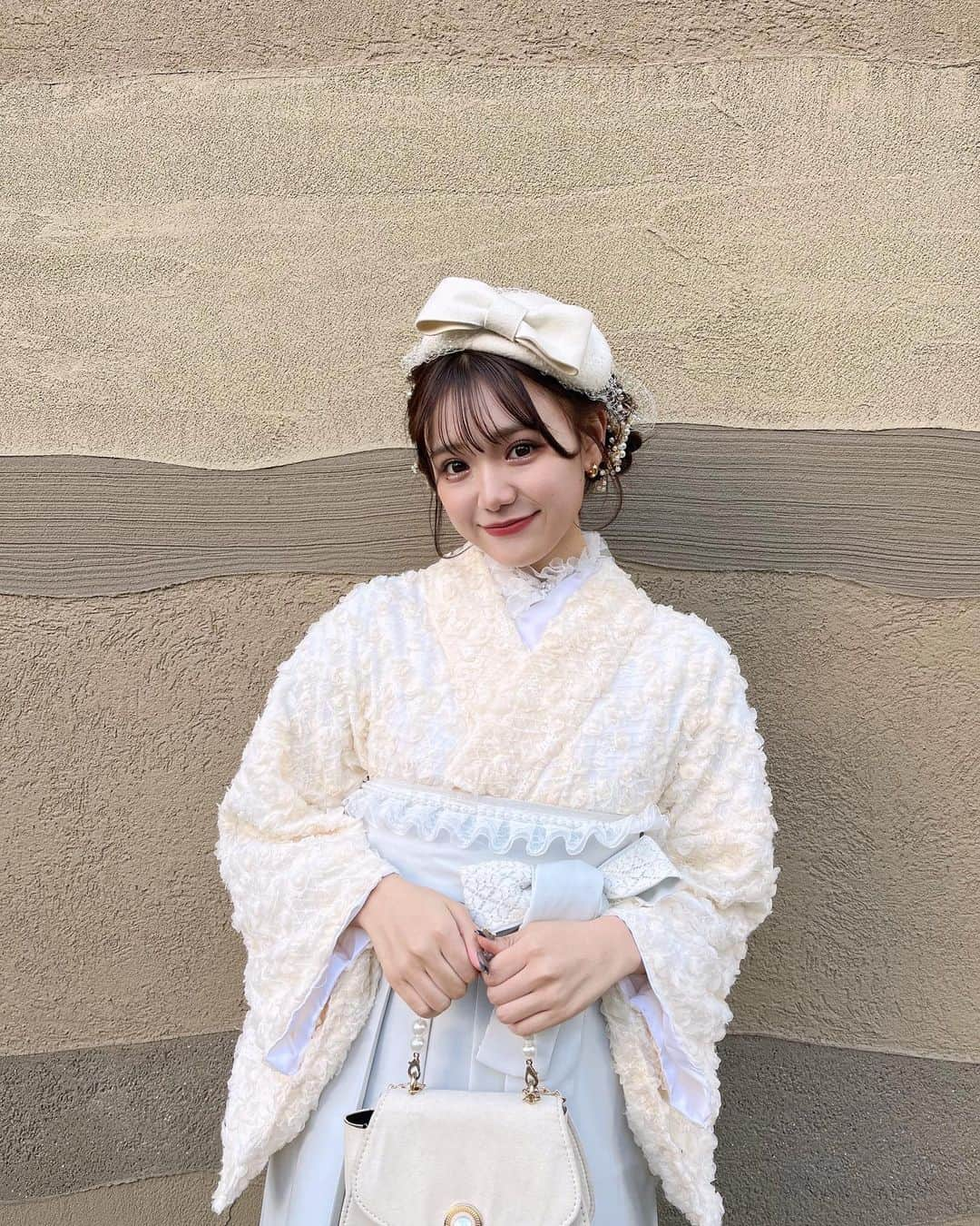 古澤里紗さんのインスタグラム写真 - (古澤里紗Instagram)「着物👘🤍'' . . . 去年の写真になっちゃうんだけど 袴きたんだ~ . みずいろーーーーー⛲️💎💍 ふーりー水色の珍しいでしょッ . . . #袴 #着物 #着物レンタル  #浅草  #浅草食べ歩き  #浅草カフェ」1月20日 22時04分 - fuuuuu_ri