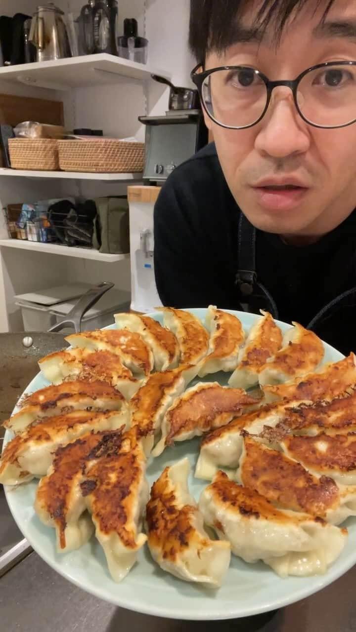 Akihiro Yoshidaのインスタグラム：「新居のキッチン周りを少しだけルームツアーしてから、餃子焼きました  久しぶりの方や初見の方がたくさんコメントくれて楽しかったです。  久しぶり記念に動画のこしてますが、映ってる自分を見るとすでに恥ずかしくて動画消したい」