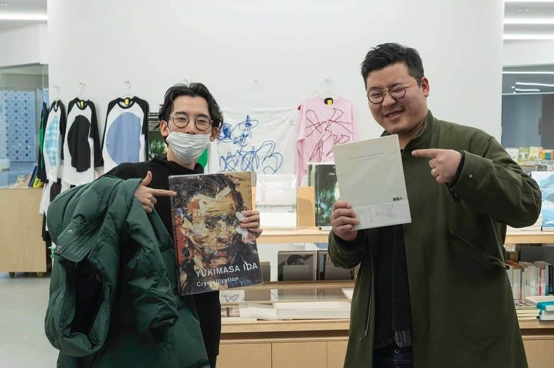 井田幸昌さんのインスタグラム写真 - (井田幸昌Instagram)「I went to my brother's exhibition @daisukeida93 and my friend Mr. Kangawa's EUGENE Studio exhibition. My brother's exhibition was at the Decameron in Shinjuku, and Mr. Kangawa's exhibition was at a museum (mot) in Tokyo. Both exhibitions were wonderful. There are still a few days left in the exhibition period, so if you have time, please come.  Personally, I found it interesting to see him running away from the fire in my brother's video work. Hahaha. Mr. Kangawa and I talked a lot about the future of the art world, and his work was very calculated and cool. Both exhibitions were very witty. They were very inspiring. Thank you!」1月20日 16時45分 - yukimasaida