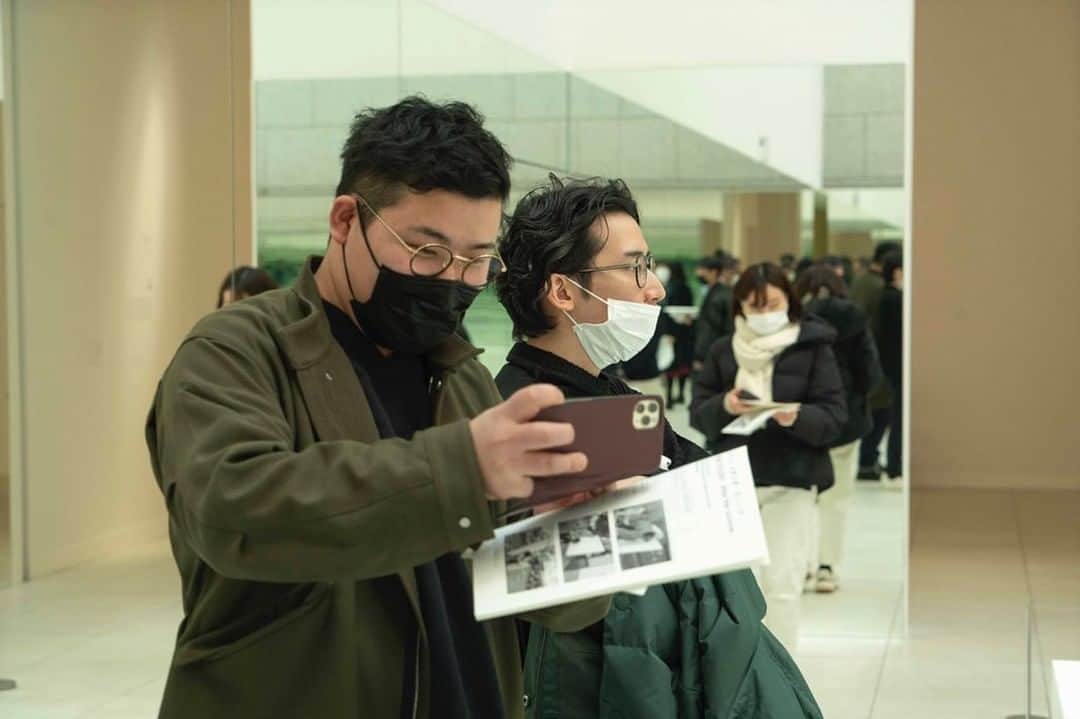 井田幸昌のインスタグラム：「I went to my brother's exhibition @daisukeida93 and my friend Mr. Kangawa's EUGENE Studio exhibition. My brother's exhibition was at the Decameron in Shinjuku, and Mr. Kangawa's exhibition was at a museum (mot) in Tokyo. Both exhibitions were wonderful. There are still a few days left in the exhibition period, so if you have time, please come.  Personally, I found it interesting to see him running away from the fire in my brother's video work. Hahaha. Mr. Kangawa and I talked a lot about the future of the art world, and his work was very calculated and cool. Both exhibitions were very witty. They were very inspiring. Thank you!」
