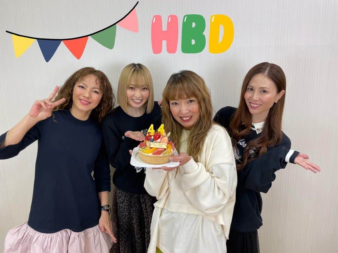 のインスタグラム：「昨日はYouTube撮影後、メンバーからサプライズbirthdayをして貰いました〜😆🎂✨ オンラインサロンで生配信もしていたので観てくれた方もいるのかな🤣💕 皆んながお祝いをしてくれて本当に嬉しかったよ〜🤗 幾つになっても誕生日は嬉しいね☺️🎉 メンバー、スタッフの皆さんからのプレゼントも私らしい物ばかりで、皆んな本当にわかってるね〜🥰🎁 大切に使わさせて頂きます💖 ありがとう〜☘️  「別館R'sバースデーパーティー」 配信日時：1月29日(土)19:00～【生配信】 配信プラットフォーム：Fanicon 視聴チケット料金：¥2,000(税込) ※別途チケット発行手数料330円（税込）が必要です。 ※お支払い方法はクレジット決済のみとなります。  ＜チケット販売期間＞ 1月17日(月)21:00〜1月31日(月)23:59 ＜アーカイブ期間＞ 生配信終了後〜1月31日(月)23:59まで  ▼チケット購入はこちらから URL：https://fanicon.net/web/tours/4276/637/1939/3299/purchase  #サプライズ #誕生日 #誕生日プレゼント  #生配信」