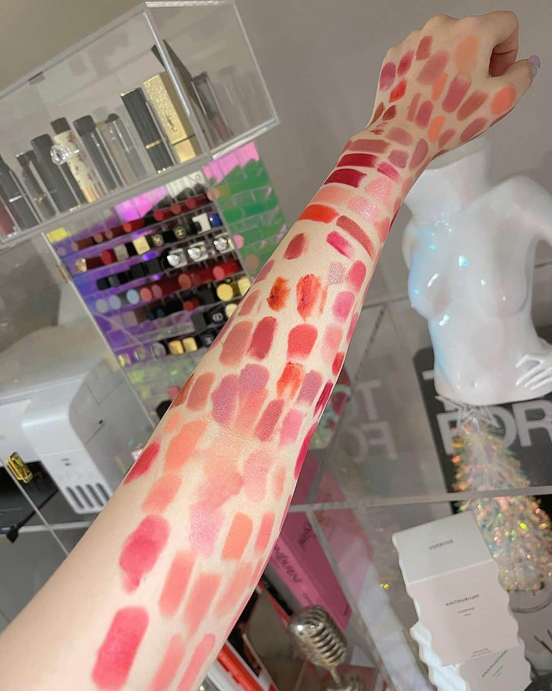 ジョンヨのインスタグラム：「my tatoo😝 lipstick lover💄💕🤍🔫 립스틱 개발중 한컷  타겟 없는, 기존에 없던 것을 만드는 일  너무 매력적이야 !!ㅋㅋ 口红开发的过程 真的是一件很有幸福感的事情」