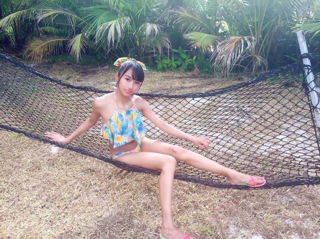 のインスタグラム：「ハンモックゆらゆら  #グアム  #ハンモック #くびれ  #腹筋  #ウエスト  #足フェチ  #脚フェチ  #脚長  #美脚  #美脚女子  #バカンス  #海  #海外  #水着  #ビキニ  #水着女子  #黒髪  #黒髪ミディアム  #ポニーテール  #ポニーテール女子  #ポニテ」