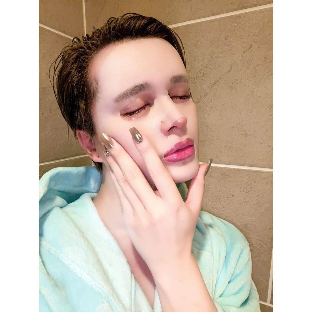 Matt（マット）さんのインスタグラム写真 - (Matt（マット）Instagram)「・ ご報告です😆  売り切れてしまい完売中だった EMROSÉのフェイスマスクが ついに明日17:00より再販です！！  やっとです😅😅😅😅 お待たせしました🙏🏻  公式サイトにて購入できます😘 是非皆様手に入れてください🌹 お値段はなんと、、¥1,980💕  僕も毎日使ってます🥳✨ 成分もパッケージもコンセプトも 全てこだわった商品なので 是非皆様に使って頂きたい❤︎  ちなみにこのマスクには、 アズレン・ナイアシンアミド ヒアルロン酸・アルブチン・CICA成分・ツボクサetc... が入っておりまして、 とってもこだわって作りました☃️  マスク自体は、ただの紙ではなく ツボクサの繊維を使って メッシュのように編み込まれた ガーゼのような生地になってます✨ その為密着度も高くて乾きにくいです。 敏感肌さんにも是非使って頂きたいです👏🏻  お楽しみに🌹🌹🌹  #emrose #フェイスマスク」1月20日 17時21分 - mattkuwata_official2018