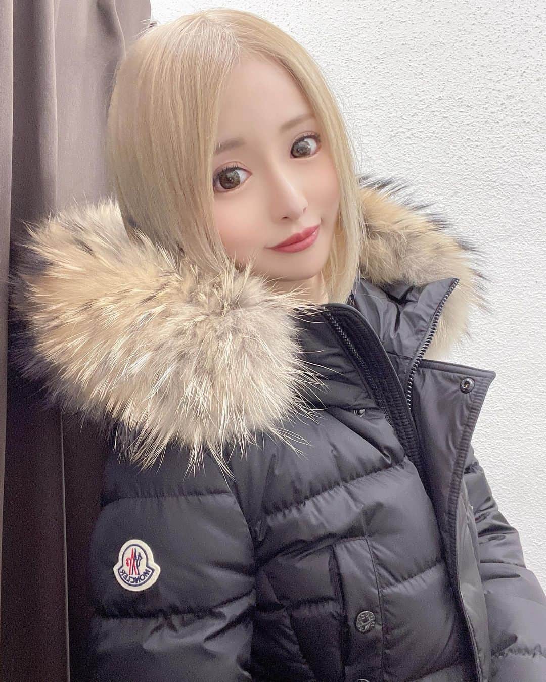 のインスタグラム：「冬はモコモコしたいよね〜♡   #黒宮ちはや #小悪魔ageha #モデル #キャバクラ #キャバ嬢 #ホステス #ラウンジ #水商売 #お酒 #歌舞伎町 #新宿 #六本木 #銀座 #北新地 #ミナミ #渋谷 #すすきの #シャンパン #モンクレール #MONCLER」