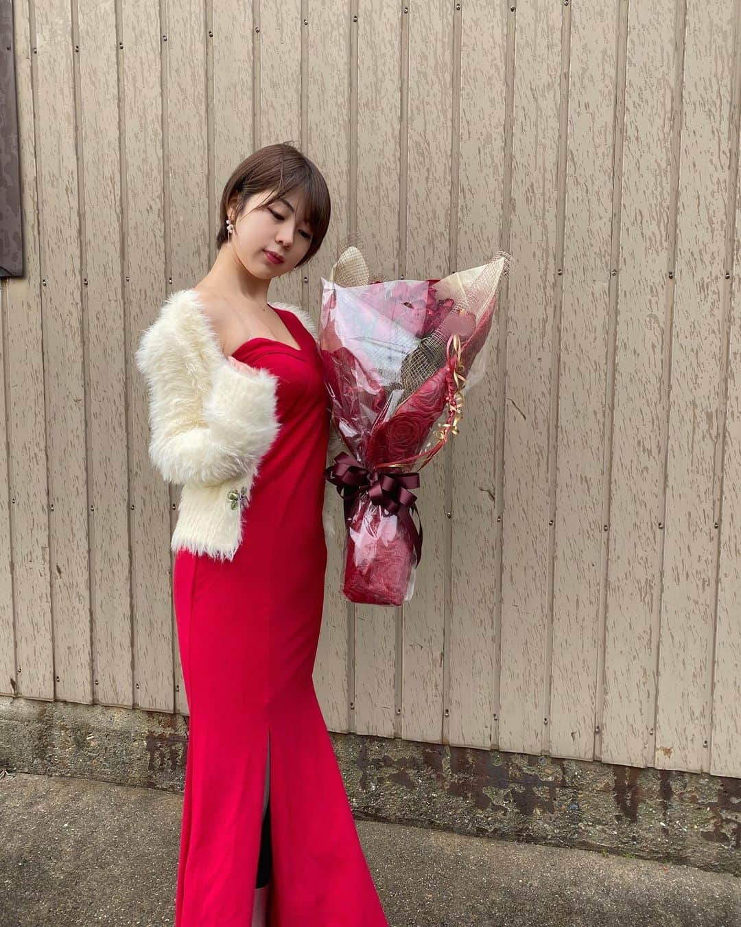 小林由依さんのインスタグラム写真 - (小林由依Instagram)「* 今日誕生日を迎えました🎂 私がこの世に爆誕した日でございます ⁡ ⁡ 自分が25歳になったなんて いまいちまだ実感が湧かないけど ⁡ また一歩大人になるという自覚を持って 日々丁寧に過ごしていきたいな🌹 ⁡ ⁡ 変わらずインスタは続けて更新していくので これからもよろしくお願いします♡ ⁡ ⚪︎* ⁡ お祝いのコメントもらえたらすごく喜びます☺️🥂 ⁡ あと昨日投稿してた 誕生日スペシャル動画・画像も よかったらぜひ買ってください♡ ⁡」1月20日 18時12分 - yui.minny.now