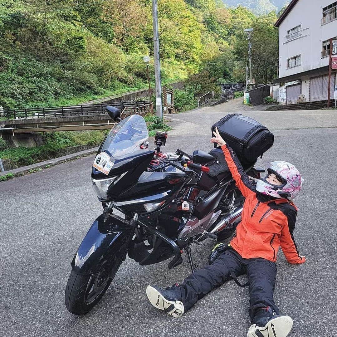 上矢えり奈さんのインスタグラム写真 - (上矢えり奈Instagram)「＊-＊-＊-＊-＊-＊-＊-＊. . 山奥での緑とバイク最高🏍. . erina. . ＊-＊-＊-＊-＊-＊-＊-＊. . #SSTR #GSR250r #SUZUKIバイク　#バイク女子　#デイトナ　#rstaichi #石川県　#秘湯　#秘境　#上矢えり奈」1月20日 18時35分 - k.erinyann