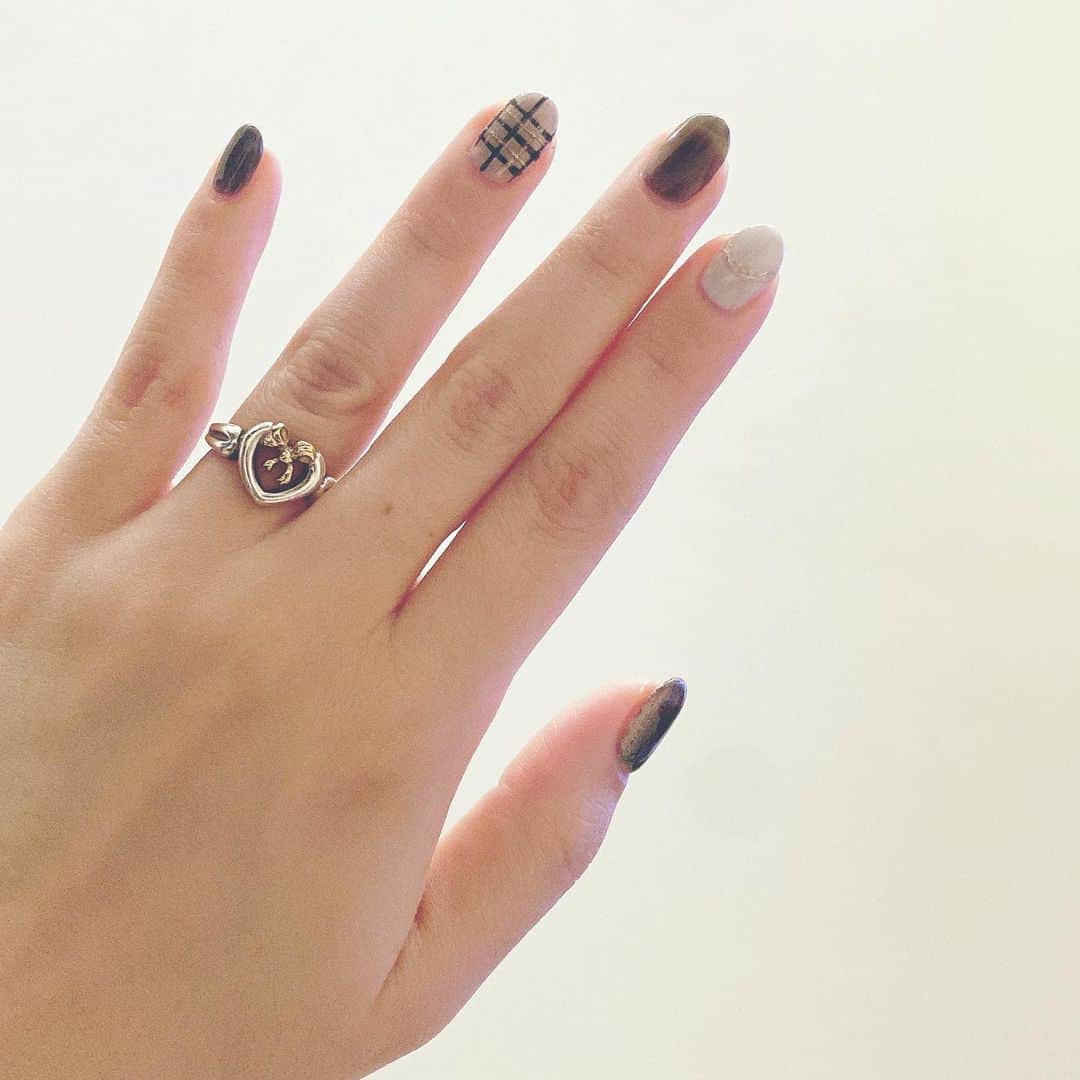 黒崎真音のインスタグラム：「GOOD EVENING! . ネイルした . 珍しく黒系です #nail #newnail」