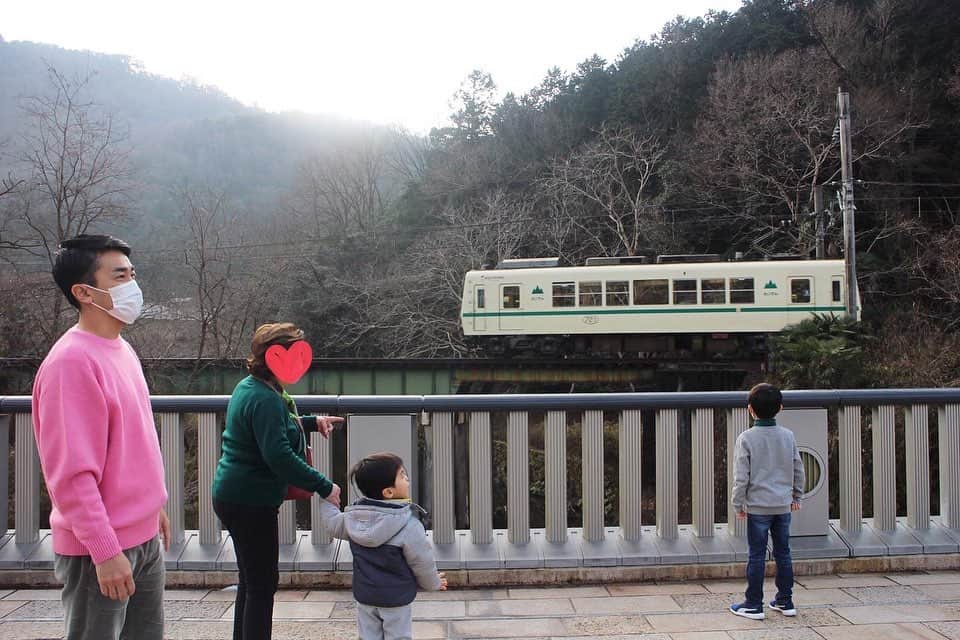 小川ひとみさんのインスタグラム写真 - (小川ひとみInstagram)「父と息子のお誕生日のお祝いに 家族で京都へ旅行に行きました✨ 父のお誕生日に生まれてきた息子 毎年一緒にお祝いをするのが 恒例行事になっています🎂🎉 父の大好きな京都で 孫達が楽しめる鉄道博物館や水族館 家族で賑やかに過ごせて とても幸せでした🥰 愛するパパお誕生日おめでとう❤️ 私たち子供達の正しい道標となって 大切に育ててくれて本当にありがとう❤️ 世界一の最高のパパだよ❤️ #happybirthday #dad #son 先程の投稿を間違えて消してしまい コメントをくださった方ごめんなさい😢」1月20日 18時49分 - hitomy220