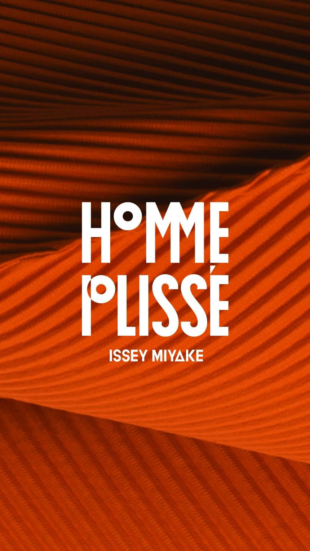 HOMME PLISSÉ ISSEY MIYAKE Official Instagram accountのインスタグラム：「The HOMME PLISSÉ ISSEY MIYAKE AUTUMN WINTER 2022/23 collection A WORK OF ARC premiered online on Thursday, January 20. This collection looks at a tent, as a structure consisting of fabric and a frame, and adapts elements of its construction for clothes-making. The way it engages in making folds and creases like drawing arcs on a pleated canvas gives rise to a new exploration of three-dimensional forms. By experimenting with the fundamentals of making a garment: the way to fold, sew, and pleat a piece of fabric, and studying the relationship between them, the collection develops original silhouettes that surround the body and evoke a presence of a sculpture so lively that it looks like it is about to move.   HOMME PLISSÉ ISSEY MIYAKEは1月20日（木）、「A WORK OF ARC（ア・ワーク・オブ・アーク）」をテーマに、2022/23年秋冬コレクションをオンライン形式で発表しました。テントのような布と骨組みでできている構造物を研究し、服づくりに応用した今回のコレクションは、プリーツの生地に円弧をひいて生まれる、新たな立体造形に取り組みました。生地の折り方と縫い合わせ方、またプリーツのかける方向を見直し、変化を付けることで見出したのは、身体を覆う服の形と、まるで生き生きとした彫刻のような佇まいです。  #hommeplisse_isseymiyake #hommeplisse #isseymiyake #AW22」