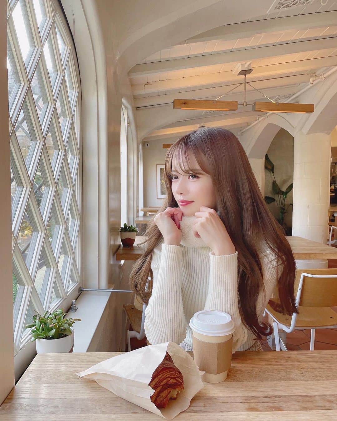 のインスタグラム：「光の力で盛れました🤳💕 大好きなクロワッサン一口かじってます🥐笑  ボア付きのニットは @zara で見つけてお気に入り👗💓 　 　 　 #淡色女子#淡色コーデ#淡色カフェ #パン屋さん#パン屋#クロワッサン#カフェ活#zara#ザラ#ザラコーデ#bakerycafe#santamonica#zarawoman#losangelescalifornia#losangeles_la」
