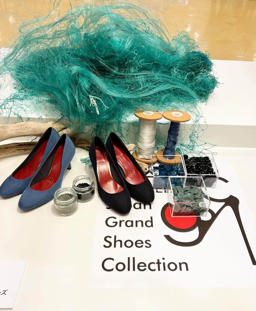 森川侑美のインスタグラム：「🌏♻️🧵 神戸シューズ新作展示会へ行ってきました👠  新作のテーマは「For The Blue Collection」 実はこちら、海洋プラスチックゴミになってしまった魚網を アップサイクル素材に再生し、作られたシューズなんです👠  プラスチックゴミが海を汚したり生き物達が誤飲で死んでしまうのは心苦しくて仕方ない。。 いつも出来ることはやりたいと頭の片隅にはありますが もっと知識を増やすことも大事だなと展示会で思いました🌏  popupが2月1日（火）〜2月14日（月）の間、 新宿フラッグス 4階にて行われるので気になる方 ぜひチェックして頂きたいです☺️  3D計測器もあり👣 なんと0.25cm毎でオーダーでき、左右違いでもOKの オリジナルシューズが作れるそうです！！ 私も23.5だと小さく24だと大きいので23.75cmで作って頂きました✨😆 デザインも色、先の形、ヒールの高さが選べます☺️☺️ トレンドのスクエアがあったのでそれにしました😍 見た目上品なサテンっぽい生地感なのに プラスチックだから撥水も完璧で梅雨シーズンでも 全然気にせず履けます‼️(これはすごいと思う)  お仕事でパンプス必須な方必見です💖  #kobeshoes #kobeshoespremiumline #神戸シューズ #神戸シューズプレミアムライン #kobe#sustainable#新宿フラッグス  綺麗な海をずっと守ってあげたい🐬」
