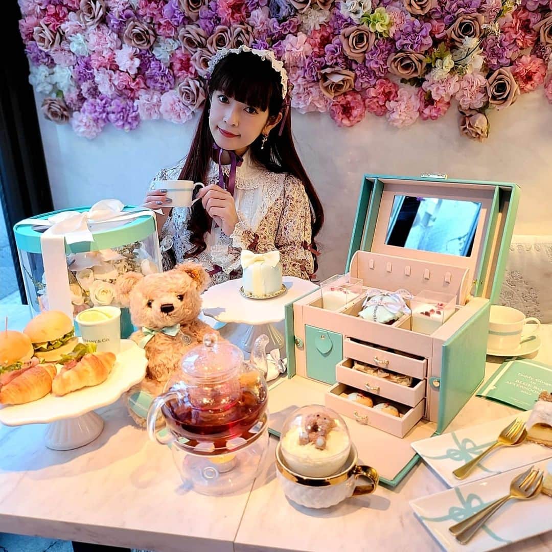 ミスター黒猫（黒猫仙人）さんのインスタグラム写真 - (ミスター黒猫（黒猫仙人）Instagram)「あふあふアフタヌーンティー♪ 【𝗚𝗶𝗻𝗴𝗲𝗿 𝗚𝗮𝗿𝗱𝗲𝗻 𝗔𝗢𝗬𝗔𝗠𝗔】 期間限定 1/11～3/14 (予定) 🧸Teddy Ginger in BLUE BOX Afternoon Tea  🧸🧸🧸🧸🧸🧸🧸🧸🧸🧸🧸🧸🧸🧸  毎回フォトジェニックなアフタヌーンティーで人気のジンジャーガーデン青山  ティファニーブルーのBOXに、かわいいテディジンジャーのアフタヌーンティーが登場！  ラテにベアを乗せれば、かわいさMAXで悶絶クマー🧸  もうすでに大人気なので、早めの予約を  🧸🧸🧸🧸🧸🧸🧸🧸🧸🧸🧸🧸🧸🧸  🐾東京都港区南青山5-10-8 表参道駅から徒歩約6分  コース内容など詳しくはお店のSNSを @gingergardenaoyama  #黒猫食べ過ぎ #アフタヌーンティー #gingergardenaoyama #ジンジャーガーデン青山」1月20日 19時32分 - mr_kuroneko