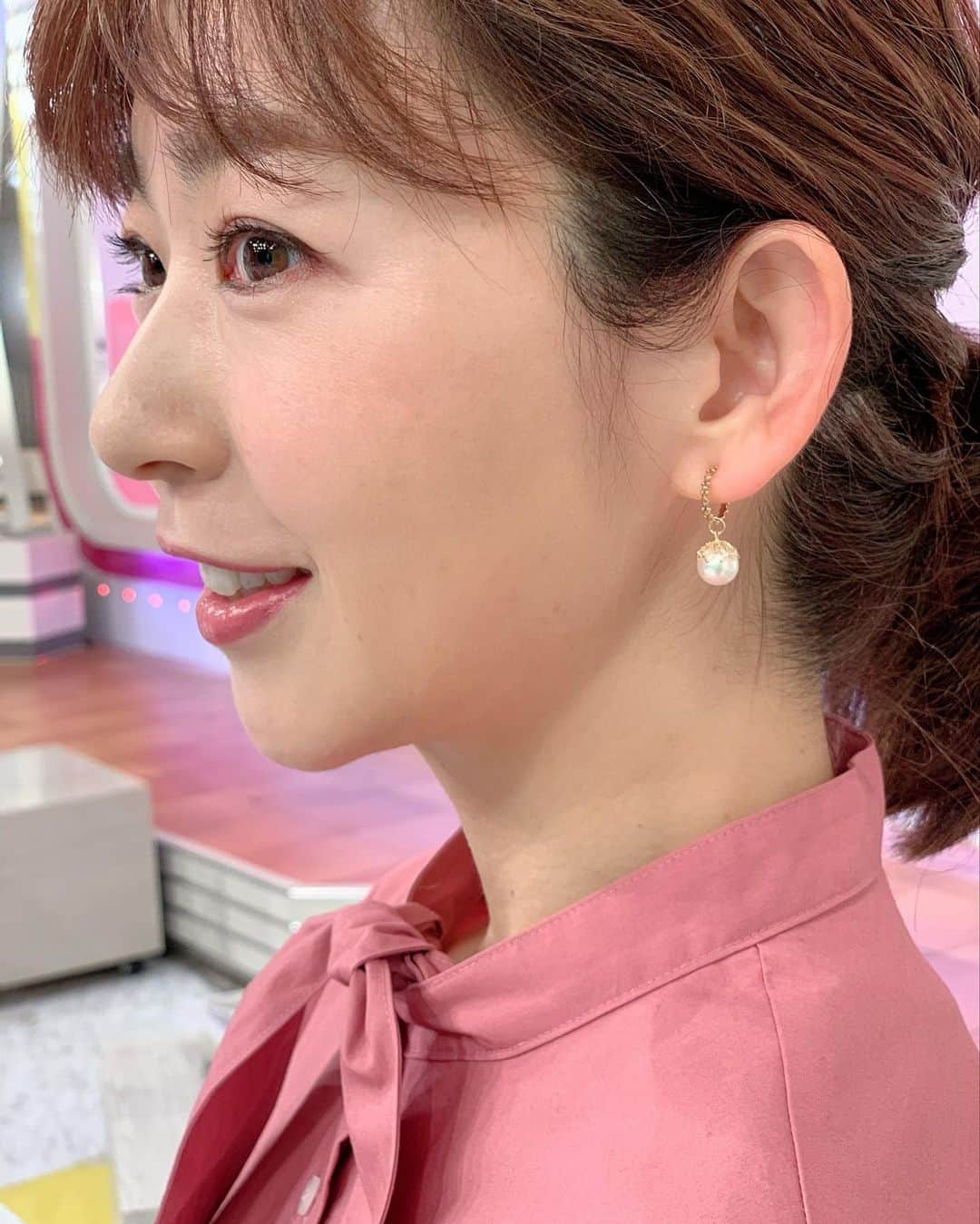 新成人　松尾由美子 松尾由美子さんのインスタグラム写真 - (松尾由美子Instagram)「こんばんは。 今週も1週間が始まりました。 どうぞよろしくお願いします。  今日の衣装は袖もデザインが可愛かったですよ。 今日はパパのリハーサルが早めに終わり、 保育園に迎えに行ってくれています ...