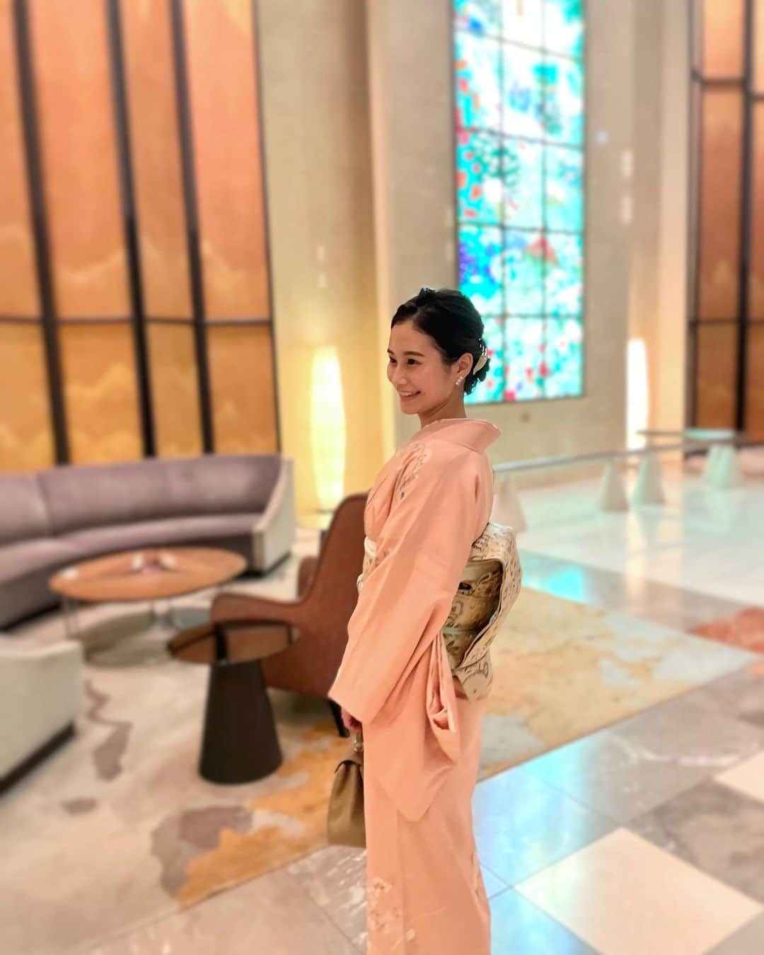 佐田志歩さんのインスタグラム写真 - (佐田志歩Instagram)「.  少し前になりますが、結婚式に参列した思い出を✨ コロナで何度か延期になりようやく迎えられたハレの日💐 大好きな友人の花嫁姿に胸が熱くなるとともに、 お二人の人柄がよく伝わる工夫の凝らされた演出は、 感動はもちろん笑いもあって楽しませていただきました☺️  それにしても、このようなご時世で結婚式を挙げるまでの苦労も多々あっただろうと思うと花嫁さんの存在がより尊く感じますね。写真も沢山撮ったけど、目にもしっかり焼き付けました😌💓 . . #お呼ばれコーデ  今回は祖母のお下がりの帯を合わせました。 きっと昔はこんなパステルな合わせ方にはしていなかったと思うけど、私はピンクが好きなのでまあいっかと😂 古いものも大切にしながら私らしい楽しみ方をしていけたらなあと思っています♪ （帰り際に撮ったから帯の形が少し崩れてますね🥲遠目で見ていただければ、、） . . . . . . #訪問着  #訪問着コーデ  #訪問着ヘア #フリーアナウンサー #佐田志歩」1月20日 19時46分 - sadashiho