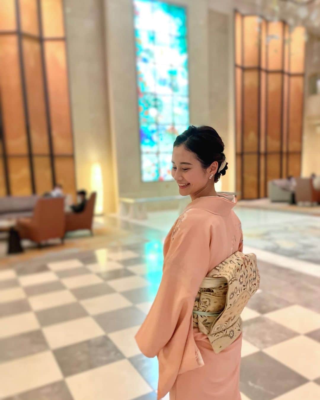 佐田志歩のインスタグラム：「.  少し前になりますが、結婚式に参列した思い出を✨ コロナで何度か延期になりようやく迎えられたハレの日💐 大好きな友人の花嫁姿に胸が熱くなるとともに、 お二人の人柄がよく伝わる工夫の凝らされた演出は、 感動はもちろん笑いもあって楽しませていただきました☺️  それにしても、このようなご時世で結婚式を挙げるまでの苦労も多々あっただろうと思うと花嫁さんの存在がより尊く感じますね。写真も沢山撮ったけど、目にもしっかり焼き付けました😌💓 . . #お呼ばれコーデ  今回は祖母のお下がりの帯を合わせました。 きっと昔はこんなパステルな合わせ方にはしていなかったと思うけど、私はピンクが好きなのでまあいっかと😂 古いものも大切にしながら私らしい楽しみ方をしていけたらなあと思っています♪ （帰り際に撮ったから帯の形が少し崩れてますね🥲遠目で見ていただければ、、） . . . . . . #訪問着  #訪問着コーデ  #訪問着ヘア #フリーアナウンサー #佐田志歩」