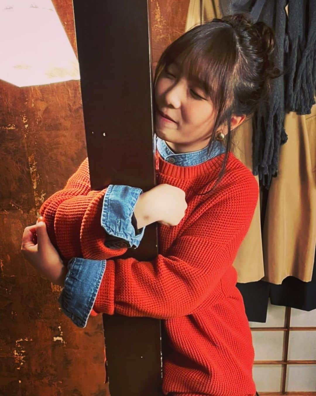 与田祐希さんのインスタグラム写真 - (与田祐希Instagram)「柱にしがみついちゃうくらい美味しいお料理でした(@￣ρ￣@) ちゃっかり完食。 最高でした🤤  #あざとくて何が悪いの #最後の写真お口に付けてるのは演出です。笑」1月20日 19時49分 - yodayuuki_oimo