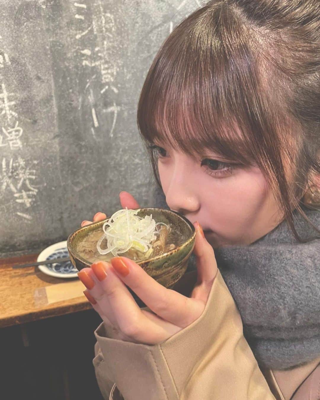 与田祐希さんのインスタグラム写真 - (与田祐希Instagram)「柱にしがみついちゃうくらい美味しいお料理でした(@￣ρ￣@) ちゃっかり完食。 最高でした🤤  #あざとくて何が悪いの #最後の写真お口に付けてるのは演出です。笑」1月20日 19時49分 - yodayuuki_oimo