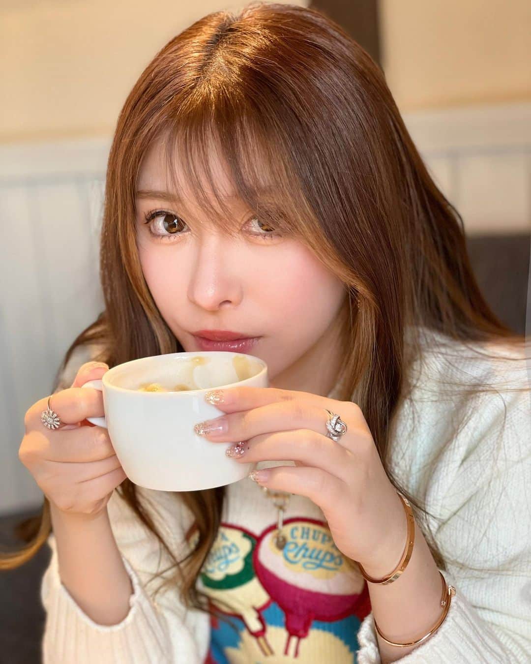 藤咲めいのインスタグラム：「たまにはノーマルカメラ🙋‍♀️ 朝はカフェオレ飲むのがルーティン☕️💕 みんなのルーティンは？🥰  最近寒すぎて仕事以外外出てなくて全然写真撮れてないからちょっと待ってね😭笑 頑張って映えさせたい💪♥️ . . #カフェオレ #ルーティン #gm #冬 #❄️ #fashionista #fashion #knit #cartier」