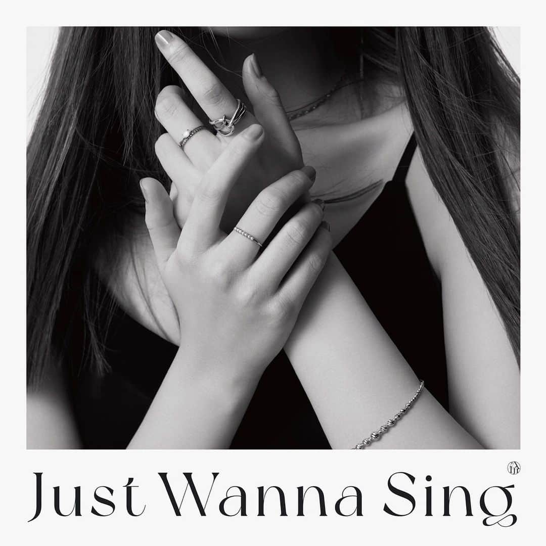 鷲尾伶菜さんのインスタグラム写真 - (鷲尾伶菜Instagram)「My Birthdayに情報解禁。  伶1st ALBUM『Just Wanna Sing』が 4/13(水)に発売決定しました！  ソロ初のアルバムとなる「Just Wanna Sing」は、 歌や音楽への 真っ直ぐな想いが込められたタイトルとなっています。  また、公開されたCDジャケットは、 「Just Wanna Sing」をテーマに歌への強い意志を表現した モノトーンの洗練されたアートワークに仕上がっているので ご注目ください。  全部で3形態となっています！  詳しい発売情報は 伶公式HPよりチェックお願い致します！  #伶  #鷲尾伶菜  #album  #JastWannaSing #freivor」1月20日 20時05分 - reina.washio.official