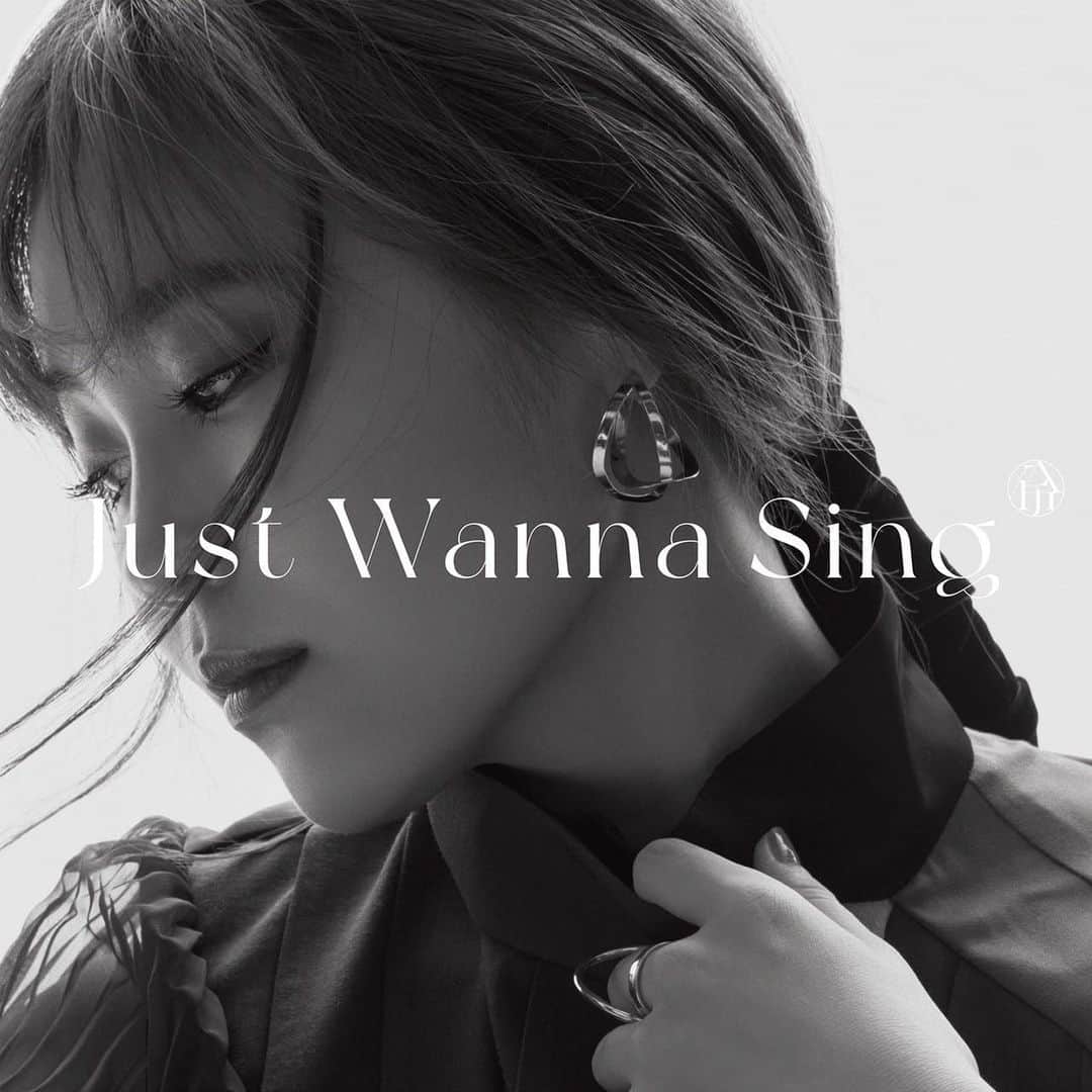 鷲尾伶菜のインスタグラム：「My Birthdayに情報解禁。  伶1st ALBUM『Just Wanna Sing』が 4/13(水)に発売決定しました！  ソロ初のアルバムとなる「Just Wanna Sing」は、 歌や音楽への 真っ直ぐな想いが込められたタイトルとなっています。  また、公開されたCDジャケットは、 「Just Wanna Sing」をテーマに歌への強い意志を表現した モノトーンの洗練されたアートワークに仕上がっているので ご注目ください。  全部で3形態となっています！  詳しい発売情報は 伶公式HPよりチェックお願い致します！  #伶  #鷲尾伶菜  #album  #JastWannaSing #freivor」