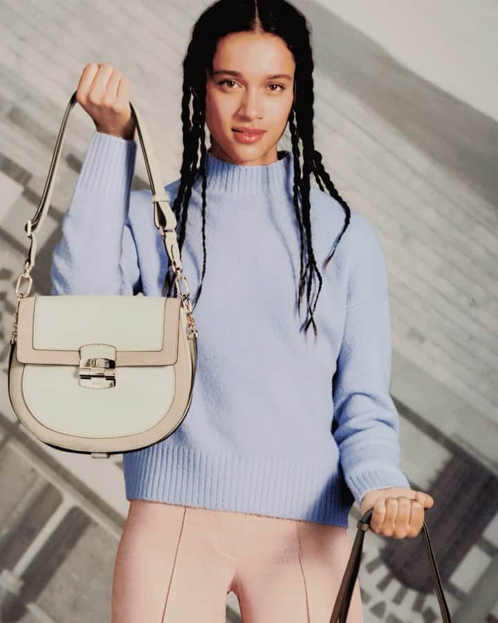 フルラのインスタグラム：「Left or Right? The Cruise SS22 collection gives an uplifting update to the Furla Club.  #FurlaFun #newcollection #furla #accessories #fashion」