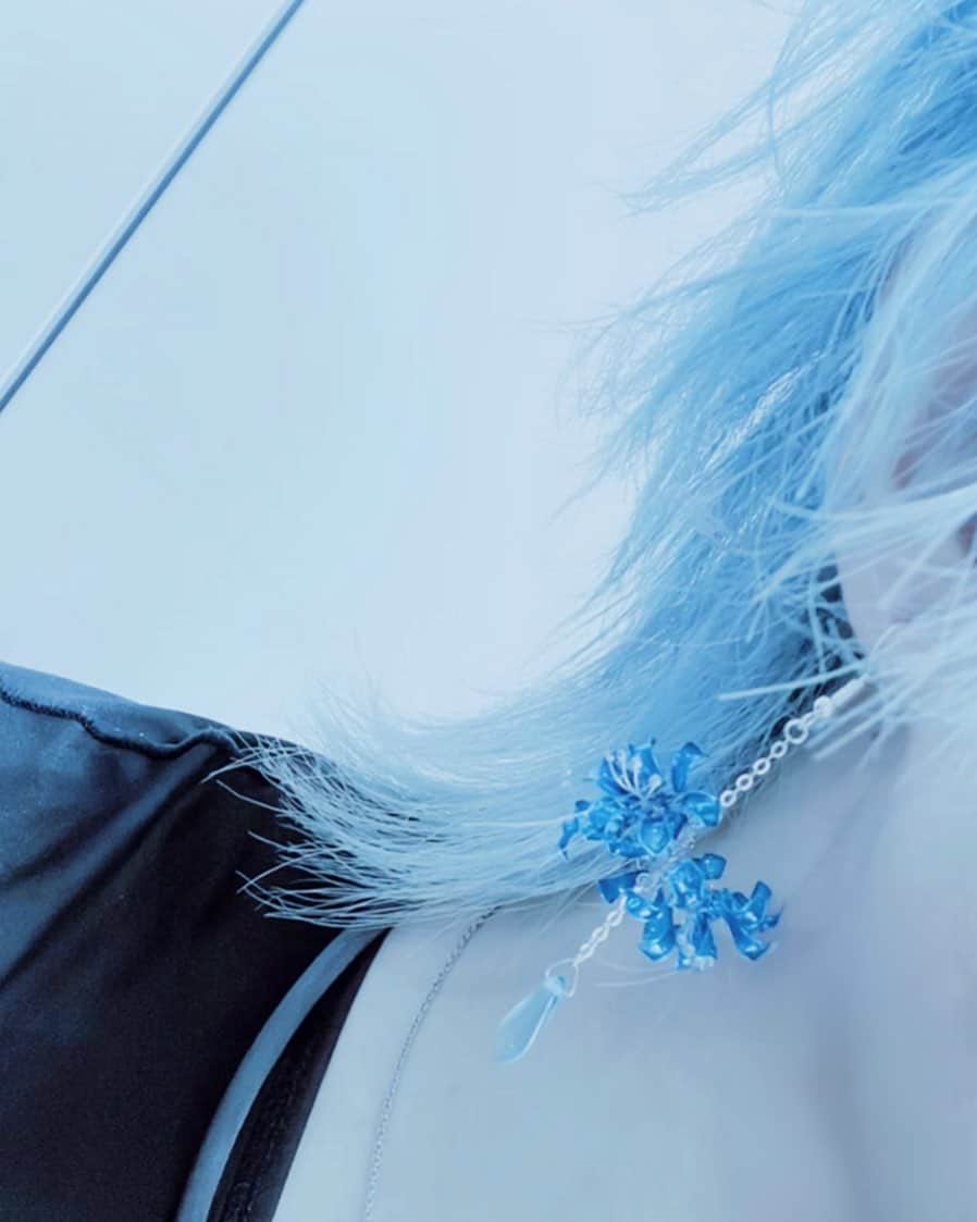 のインスタグラム：「ライブの時つけてたピアス(^._.^)♡  やっぱ水色が世界一似合うんだ💙✨  #水色」