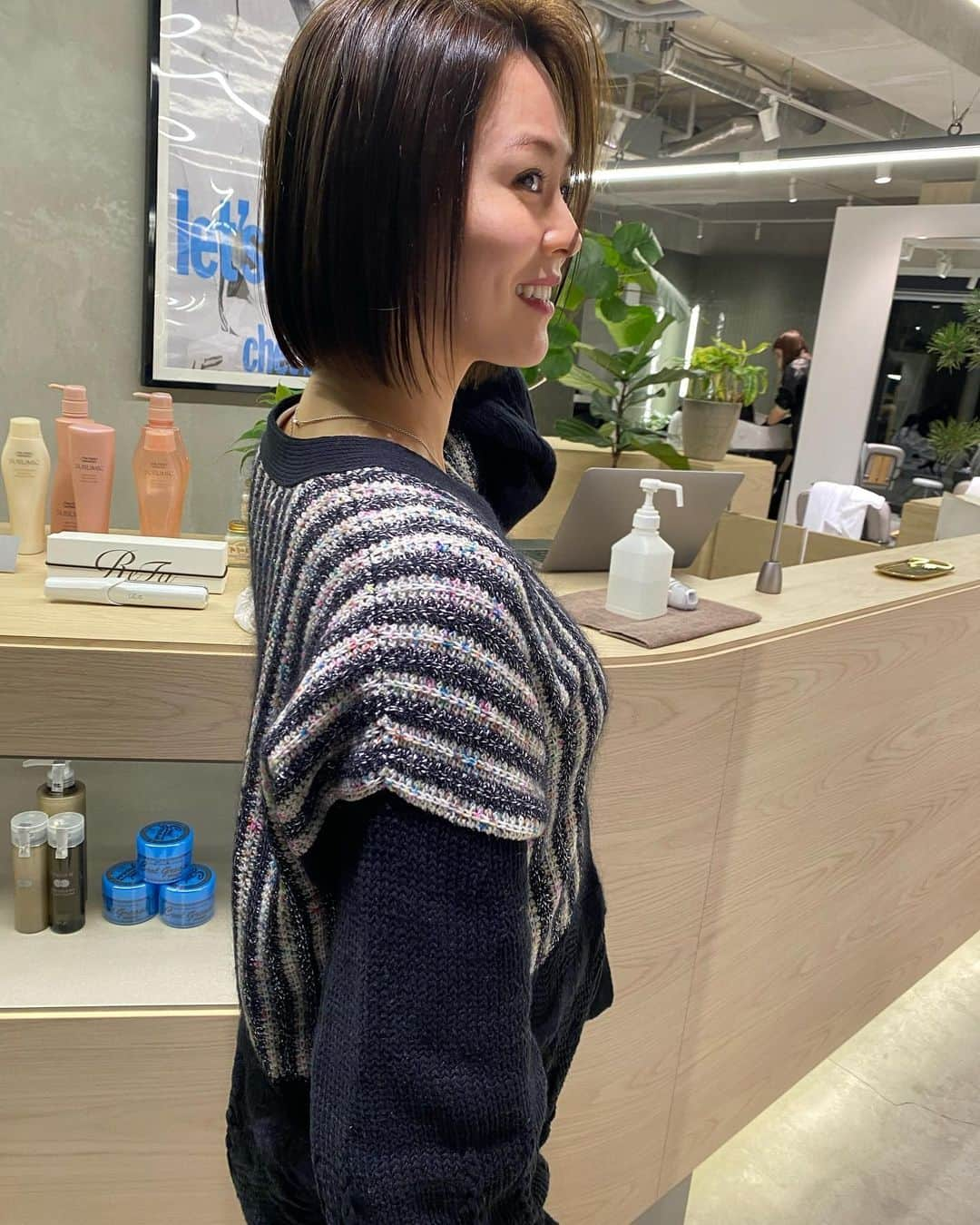 伴杏里さんのインスタグラム写真 - (伴杏里Instagram)「髪を切りました🙊🙊🙊 got my hair cut❤️  cardigan @mamekurogouchi   #hairstyle #new #bob #shortbob  #pic」1月21日 7時22分 - anri.ban