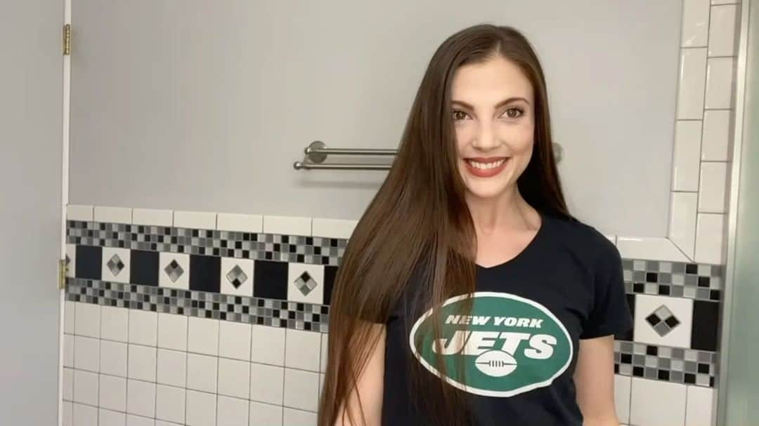 Jets Flight Crewのインスタグラム：「Follow along with JFC Deanna to see how she achieves smooth and sleek hair for game days!」