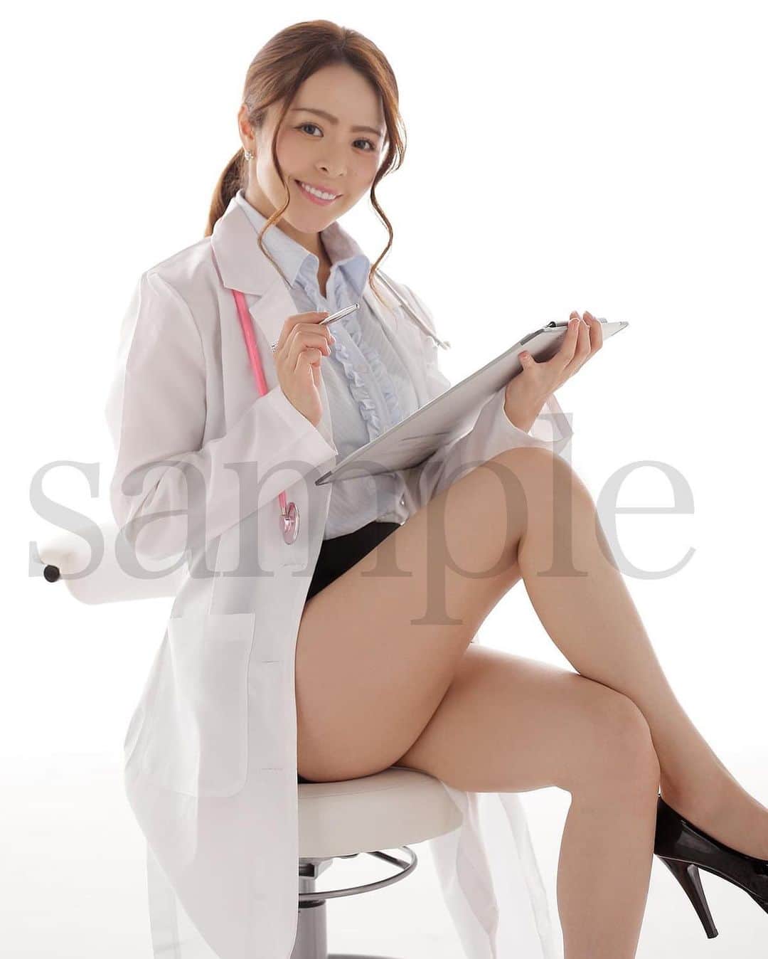 シト山口のインスタグラム：「高村舞デジタル写真集② 明日22日夕方発売！  https://sitographics.base.shop/  春麗ならね『冬麗』が貰える先行予約は明日まで 宜しくお願い致します🙏🏻🙇🏻‍♂️💕✨」