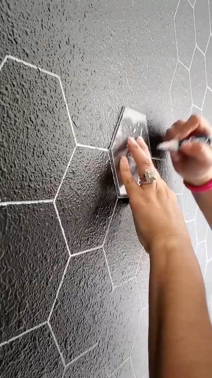 naildecorvideosのインスタグラム：「Inexpensive black splash DIY! @experimentingwithdecor」