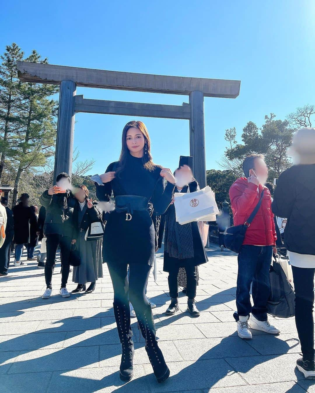 得あゆさんのインスタグラム写真 - (得あゆInstagram)「伊勢神宮行けたぁ⛩🙏🏻✨  この日のコーデ🖤 日差しが暖かくてコート無し… なのは私だけでした🤣爆笑  ・ ・ ・ ・ ・ ・ ・ ・ ・ ・ ・ ・ ・ ・ ・ ・ ・ ・ ・ ・ ・ ・ ・ ・ ・ ・ #伊勢神宮#伊勢#おかげ横丁#参拝#初詣#伊勢神宮参拝#鳥居#子育てママ#ママコーデ#ママファッション#ママライフ#産後ダイエット#産後骨盤矯正#男の子ママ#男の子ベビー#神社#dior#三重#ベルト#ロングブーツ#ブーツ#主婦#ママカメラ#家族旅行#日帰り旅行#ゆる巻き#ブラックコーデ#大人コーデ#大人カジュアルコーデ#食べ歩き」1月20日 22時22分 - tokuayu819